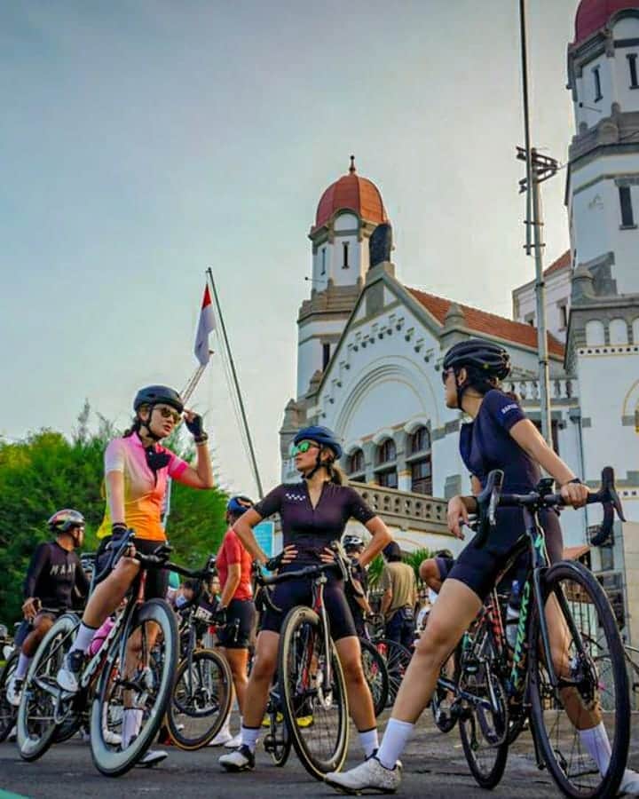 ルナ・マヤさんのインスタグラム写真 - (ルナ・マヤInstagram)「Riding di semarang, seruuu sekali dan penuh tantangan ( banyak nanjak )😅. Thanks for hosting @holycrank.cc @travelsecrets.id #cyclinglife #TravelSecretsXMercedesBenz #travelaroundindonesia #lunamaya」10月27日 20時43分 - lunamaya