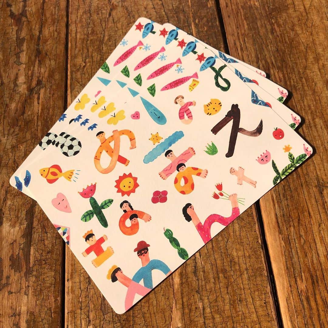 Boojilのインスタグラム：「🌞個展の準備を進めながら、名前のオーダーについて、ずっと考えていることがある。  もっとお客様に喜んでもらいたくて、来年サイトから、サービス、全てリニューアルすることにした。  本当はもっとたくさんの方の名前を描きたいけれど、わたしはひとりしかいないし、大量生産は絶対にできないし、したくない。  全て手書きの、世界にひとつであることが重要で、名前が愛しい存在であることを再確認し、飾ることで更に愛着を持ってもらえたらとも思っている。  一生涯続けていきたい仕事だから、更に磨きをかける。全てオリジナル。わたしにしか描けない世界があると信じて、色々考えた末、オーダー料金をサービスの充実度アップと共に大幅に変更することにしました。  これまで低価格がゆえにご注文くださった方には申し訳ない気持ちもあるのですが、きっともっと大切にしていただけるような仕上がりになります。楽しみにしていただけたら嬉しいです。  自分の中の理想は、社会貢献ができるような作品作りのサイクルを定着させること。  自分にとってかなり大きな決意なのでドキドキしますが、応援いただけたら嬉しいです🌞  個展について、新聞社の取材も決まって、嬉しいことが続く。  個展の準備、毎日コツコツ頑張ります〜みなさん、是非遊びにいらしてください❣️  名前のオーダーについて、もしリクエストしたいことがあったら是非DMください〜🌞ご意見として参考にさせていただきたいです🤗  #みんなのなまえ展  #Boojil #onlyonename #ネームアート #命名　#命名書　#日本語」