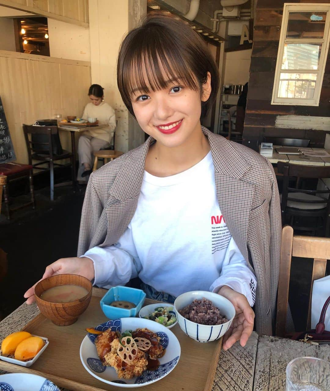 牛田英里さんのインスタグラム写真 - (牛田英里Instagram)「健康的〜✌🏻 でも量がしっかりあってお腹いっぱいになった🤤  最近ロンTにジャケットスタイルにハマってる🍂 このジャケットは @krex_official 🤍 #定食 #定食ランチ #表参道ランチ #表参道カフェ #ランチ #東京ランチ #ショートカット #ショートヘア #秋コーデ #ロンt #ジャケット」10月27日 20時51分 - eri_ushida