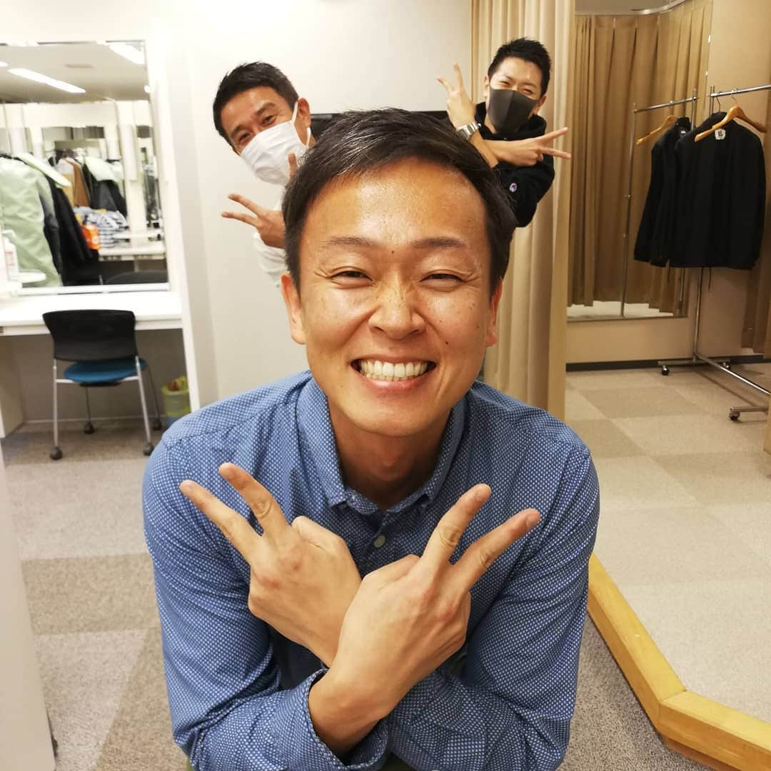 佐藤裕二さんのインスタグラム写真 - (佐藤裕二Instagram)「ドデスカ！で猛アピールしてましたが、修様、今日誕生日！  44歳になったということで、ダブルピースで「４」を表現しているそうです。 なんじゃそりゃ。  修作さん、おめでとう！  #山田修作 3#気象予報士 #誕生日#誕生日おめでとう  #happybirthday #birthday  #修作さん #44歳 #万年青年  #ダブルピース  #メーテレ #ドデスカ #アップ」10月27日 20時47分 - karaage_satou