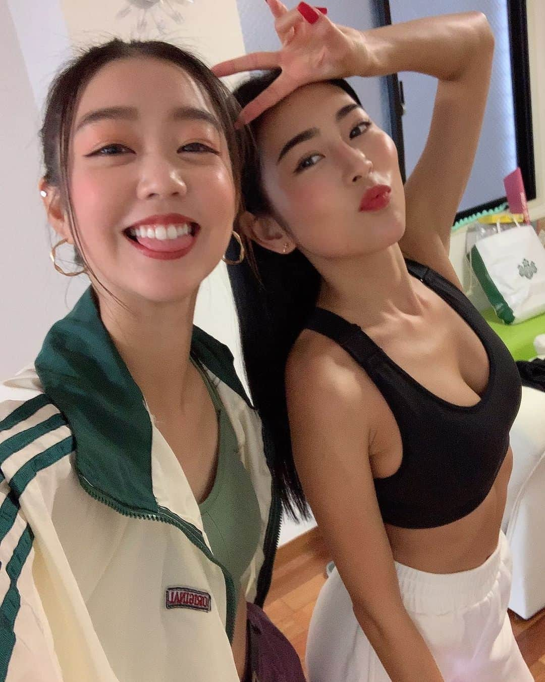 香月ハルさんのインスタグラム写真 - (香月ハルInstagram)「トエリナ(@rinatoeda0611 )とDANCE練習してるよ💃💕 #十枝梨菜 #香月ハル」10月27日 20時47分 - halu_kazuki