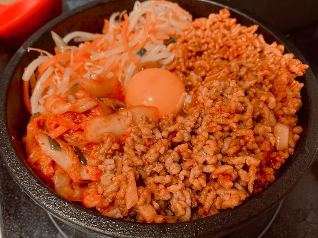 七海さんのインスタグラム写真 - (七海Instagram)「見た目が綺麗に撮れなかったけど #石焼き鍋 を購入したので #石焼ビビンバ 作りました🌶 ・ ・ #自炊 #料理 #おうちごはん #韓国料理 #ビビンバ #石焼きビビンバ」10月27日 20時52分 - nanami_bwmg