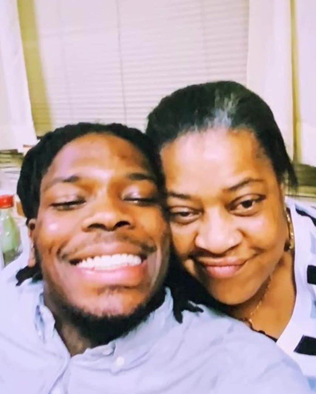 コモンさんのインスタグラム写真 - (コモンInstagram)「Walter Wallace Jr., 27, a twin, father, and son, was shot 10 times by police in front of his mom who was trying to deescalate the whole situation in Philadelphia. Walter was having a mental health crisis and instead of showing compassion and care, the police were violent and reckless. These officers must be held accountable and this unjust system must be radically transformed. #BlackLivesMatter」10月27日 20時52分 - common