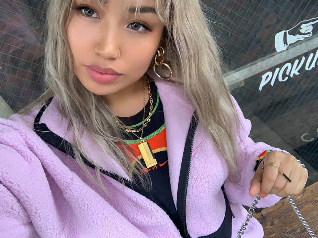 のインスタグラム：「rainy day shoot☔️ 🎬 perfect wavy hair was gone💧😬 雨で濡れた髪🤷‍♀️  h&m by @miyamoto_yuri_ 💓」