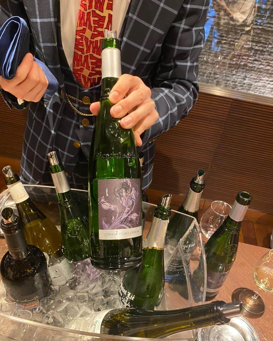 Yuuki mimuraさんのインスタグラム写真 - (Yuuki mimuraInstagram)「🍷“ . 先日、美味しいワインに出会うための 会員制サブスクリプションのワインテイスティングサービス『MySTIK（ミスティック）』の ローンチパーティーに招待していただき、行ってきました✨  3年先まで予約が取れない人気レストラン 「長谷川稔」グループの ソムリエがセレクションしたワインを、 グラス一杯分の専用ボトルで毎月5銘柄お届けしてくれる、  なんとも素晴らしいサブスク🎁 気に入ったワインがあれば、会員特別価格でフルボトル🍾で  購入できるそうです。 わたしみたいなワイン飲むのは好きだけど、 詳しくないしどうやって選んだらいいか よくわからないなぁ🤔❓って人は是非おすすめです✨  この日も説明を聞きながら 色々なワインをテイスティングさせていただきました🤍  パッケージもおしゃれで可愛くて 本当に新しいな、という印象です✨  お土産にいただいたワインを 帰って早速…🧀🥓🍷 一本にしっかりと量が入ってるので お料理と楽しみながら どれをボトルで買おうかな〜って 選べると思います📝  クラウドファンディングで、 特別会員の募集を行っているようなので ワイン好きの方は是非Checkを✨  クラウドファンディングURL https://hayaruka.jp/projects/detail/98  #mystik #ミスティック #長谷川稔 #ワイン好き  #ワインが好きな人と繋がりたい #promotion #お酒#ワイン#🍷  @mystik_wine」10月27日 20時53分 - u0829u