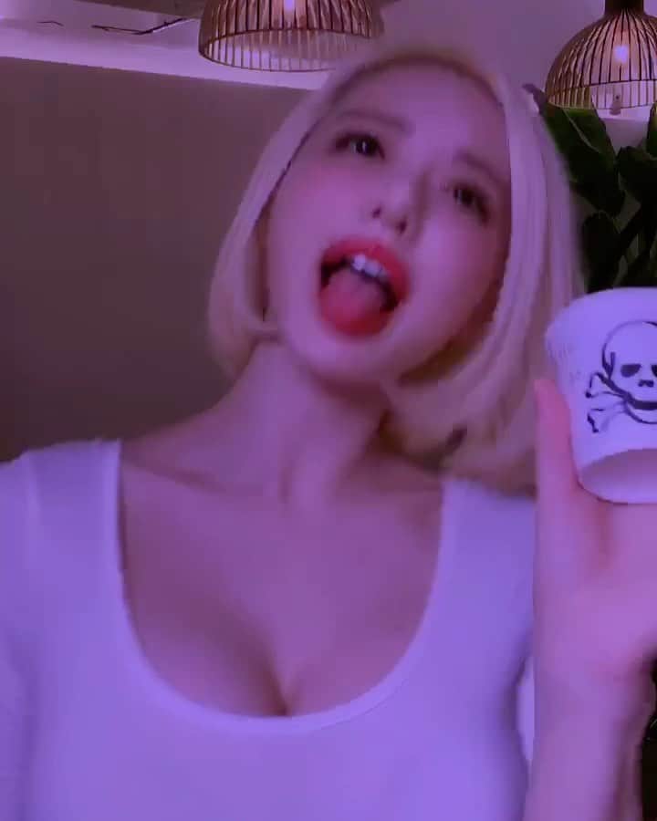 Dj Sodaのインスタグラム：「주말에 할로윈이라고 또 나가지 말고 나랑 방구석에서 안전하게 놀장~❤️토요일 밤 9시 반에 #월디페 유튜브에서 만나용!!😻😻 Will you join a safe, exciting online party with me instead of going out for Halloween?🎃 I'll be performing at UNTACT #WorldDJFestival from 21:30-22:10 on October 31st!!💘 Are you all ready to join this online show? 😻❤  🖥 LIVE STREAMING LINK  (무료 생방송 중계채널) • http://www.youtube.com/WorldDJFestival  🌍 SET TIME OCT 31 21:30 PM - 22:10 PM (KST) OCT 31 01:30 PM - 02:10 PM (CET) OCT 31 05:30 AM - 06:10 AM (PDT)」