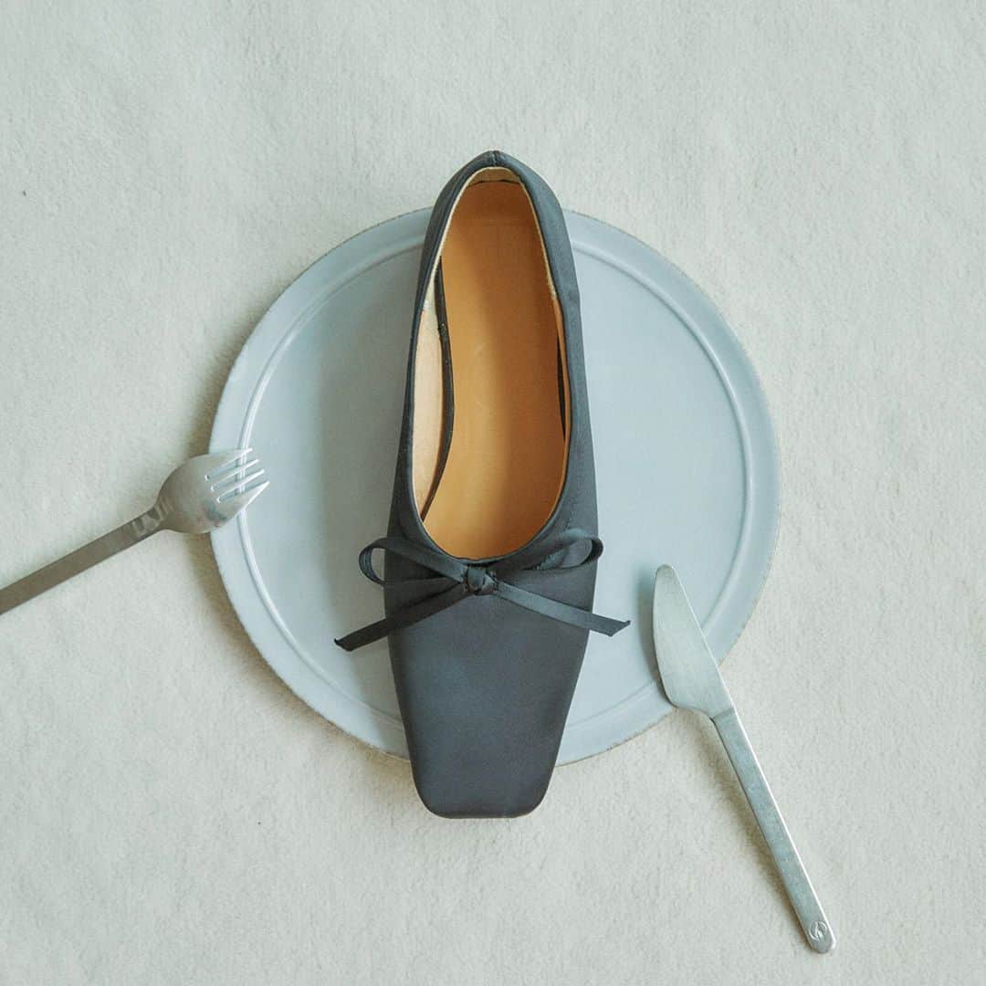 ベイビーピュアのインスタグラム：「スクエアフラットバレエ(IP9383) ¥7,200+tax ・ 長めの木型が今年らしいバレエ。この秋おすすめの一足。特にサテン生地はおすすめ。 ・  #EVOL#イーボル#20AW#AW#AW20#autumn#fall#winter#fashion#ファッション#shoes#靴#square#スクエア#ballet#バレエシューズ #zozotown#ゾゾタウン」