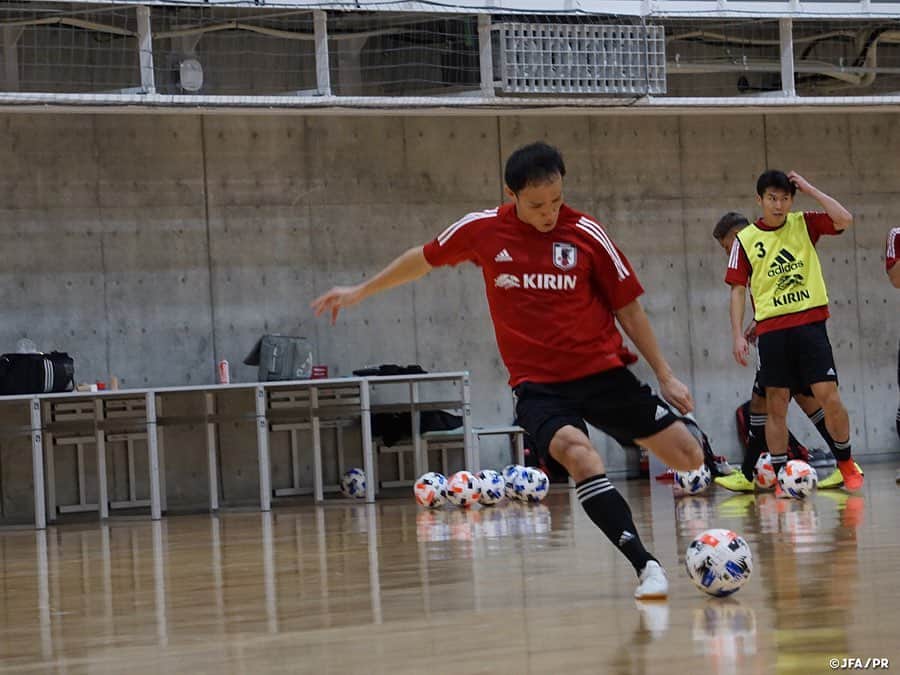 日本サッカー協会さんのインスタグラム写真 - (日本サッカー協会Instagram)「#フットサル日本代表 候補　来年に延期となったAFCフットサル選手権に向けて再スタート  10月26日から #高円宮記念JFA夢フィールド でトレーニングキャンプを開始しました。2021年に延期されたFIFAフットサルワールドカップリトアニアの最終予選となるAFCフットサル選手権を12月に控えていたフットサル日本代表でしたが、昨今の情勢を踏まえて2021年以降への延期が決定しています。  準備をしていた選手たちにとっては難しい心境の中での初日となりましたが #ブルーノガルシア 監督から心の準備の方法や日々の一瞬一瞬をどのような気持ちで過ごすかについて投げかけてマインドセットをしました。  チームは27日(火)に2部のトレーニングを実施して、最終日はFリーグ所属のY.S.C.C.横浜とのトレーニングマッチを行ってキャンプを締めくくる予定です。  #futsal #daihyo #jfa」10月27日 20時55分 - japanfootballassociation
