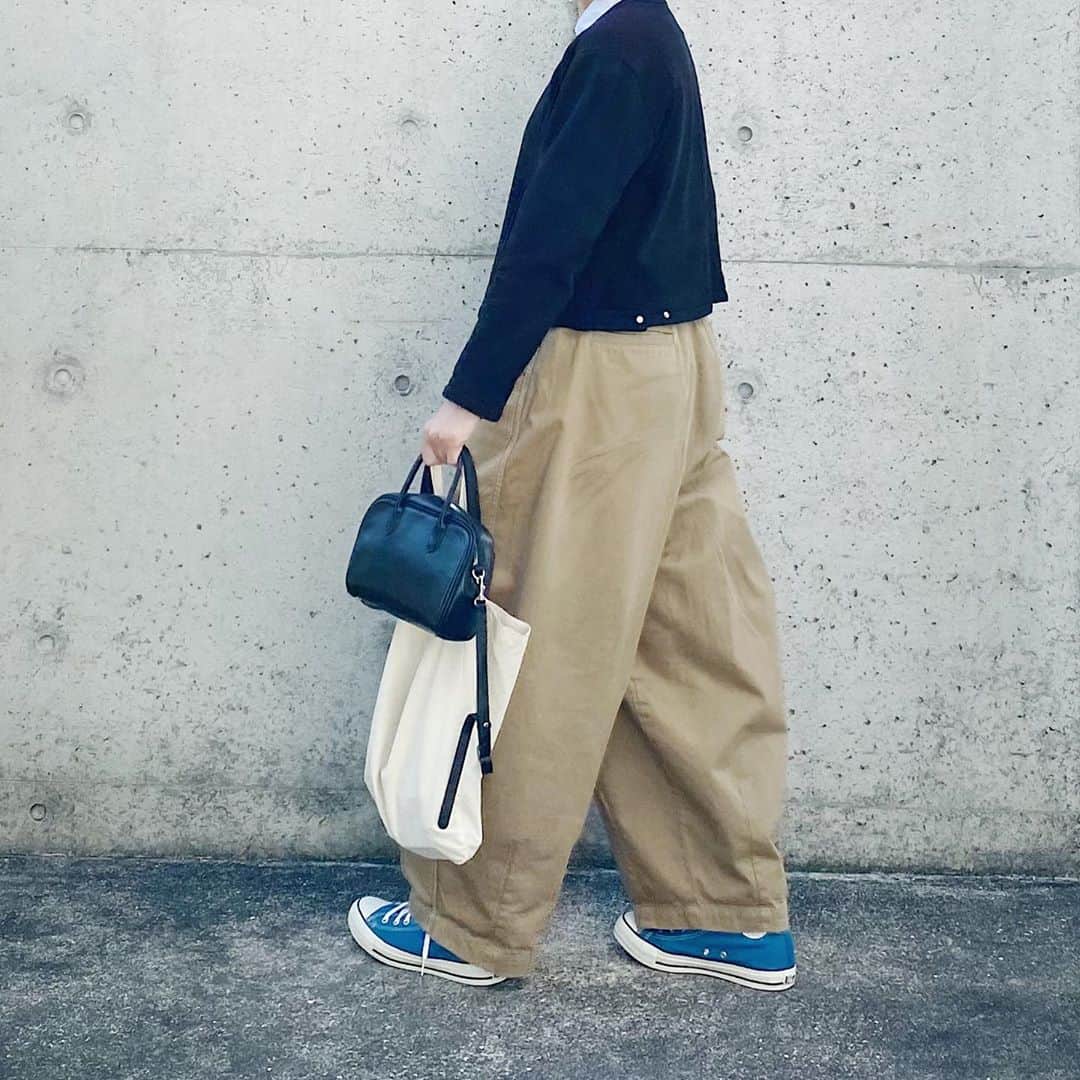 ryokoさんのインスタグラム写真 - (ryokoInstagram)「▪︎ . いつものコーデ . . . cardigan #agnesb shirt #commedesgarconsshirt  bottoms #harvesty shoes #converse  bag #artsandscience」10月27日 20時58分 - ryo___ka