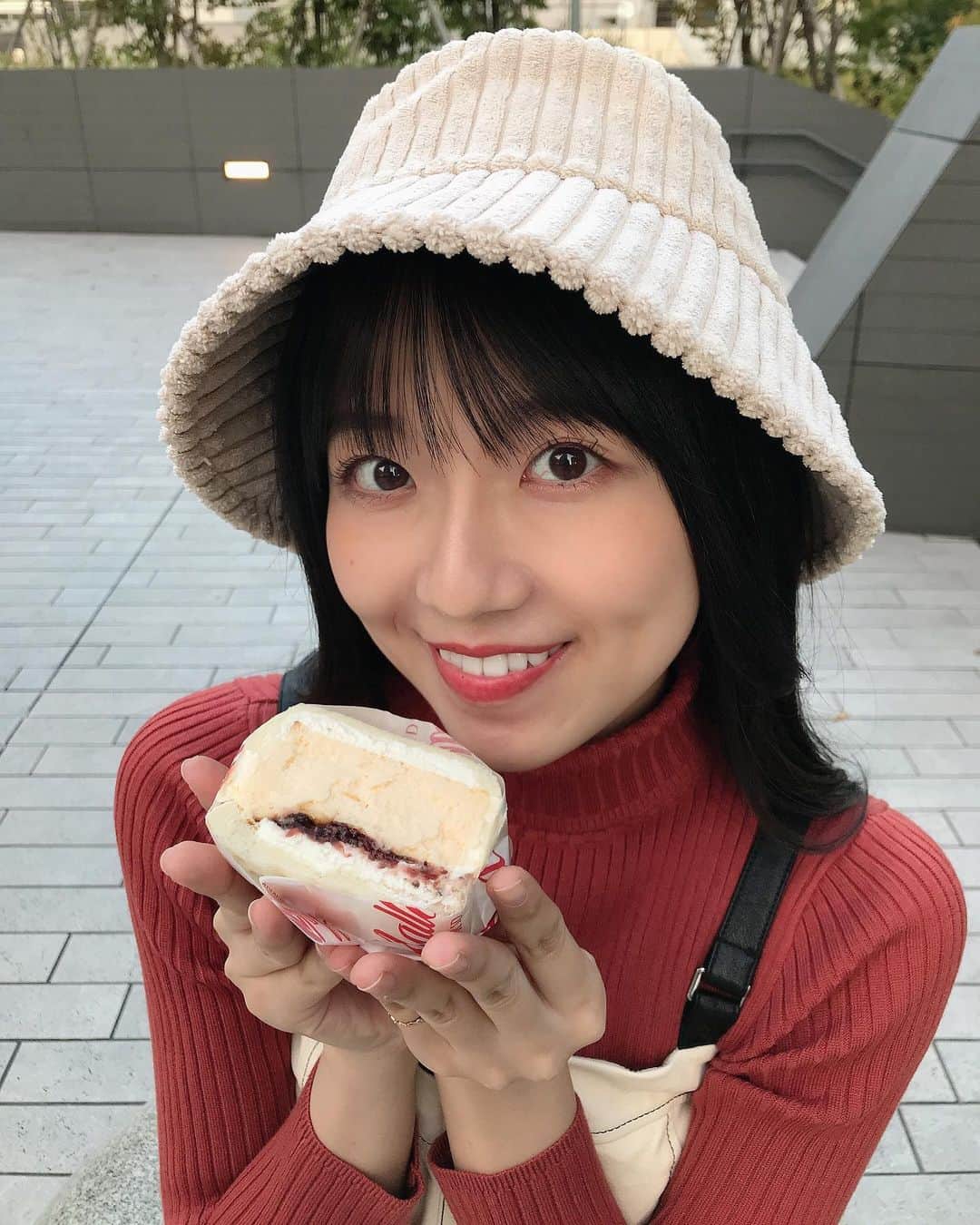 磯原杏華さんのインスタグラム写真 - (磯原杏華Instagram)「バスクチーズケーキサンド🤍 テイクアウト限定だったから お外で風を感じながら  よきリフレッシュタイムでした☺︎ #バスクチーズケーキ」10月27日 21時07分 - isoharakyoka_box