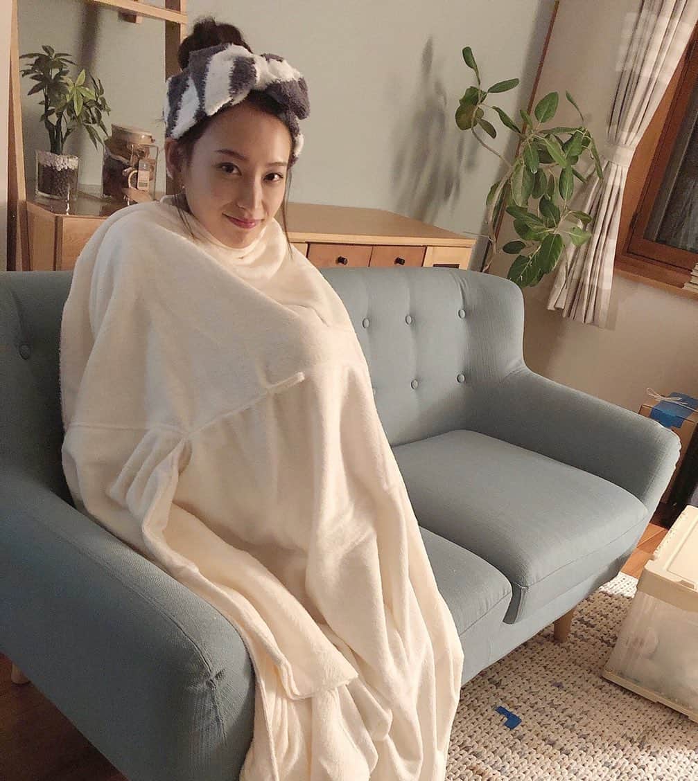 のインスタグラム：「撮影のオフショット😌✨﻿ くるまってました🧸笑﻿ ﻿ ﻿ #スーツ #aoki #アオキ」