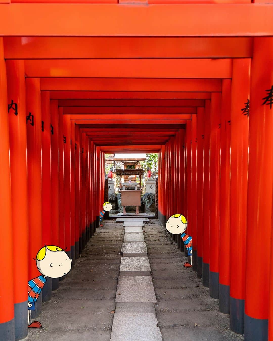 Osaka Bob（大阪観光局公式キャラクター）さんのインスタグラム写真 - (Osaka Bob（大阪観光局公式キャラクター）Instagram)「The torii at Inari Okumiya in Osaka Temmangu Shrine create an eye-catching tunnel of beautiful vermilion ⛩✨  大阪天満宮の稲荷奥宮の前の鳥居は、美しい朱色が何重にも重ねっていてとっても綺麗⛩✨   @osakatemmangu.official	————————————————————— #maido #withOsakaBob #OSAKA #osakatrip #japan #nihon #OsakaJapan #大坂 #오사카 #大阪 #Оsака #Осака #โอซาก้า #大阪観光 #大阪天満宮 #osakashrine #⛩」10月27日 21時00分 - maido_osaka_bob