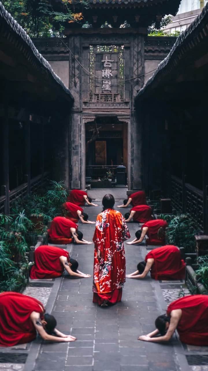 R̸K̸のインスタグラム：「Photoshop Teleportation.  #hellofrom Chongqing China ・ #reels #creative #tutorial  #instagramreels」