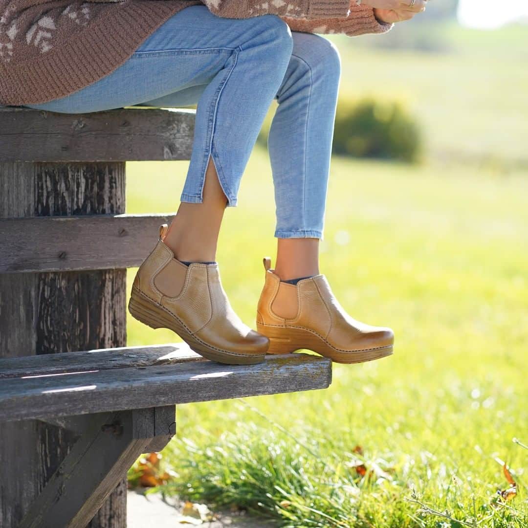 ダンスコのインスタグラム：「Our most popular clog color – now available in the fan favorite Frankie bootie!」