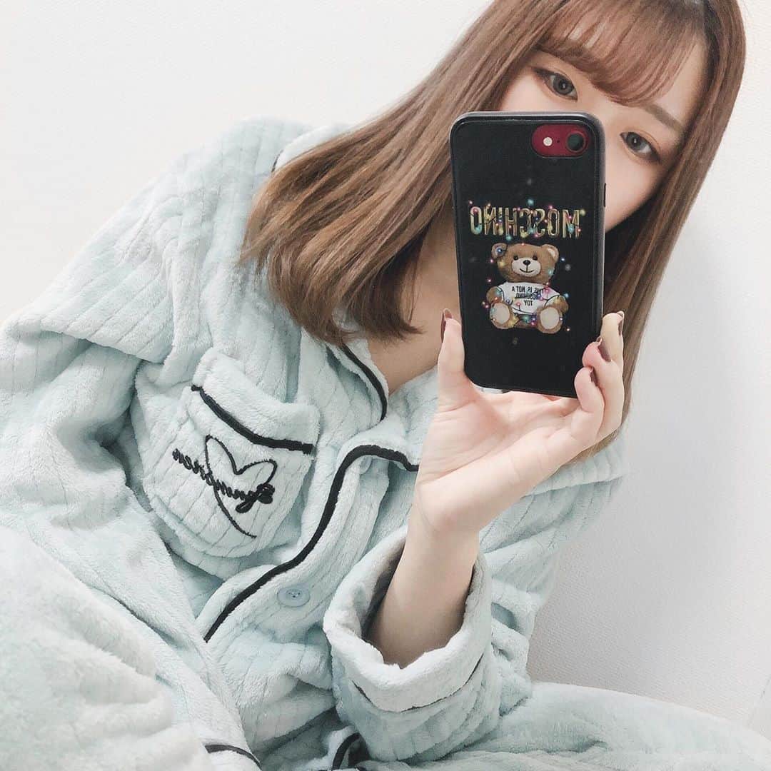 郷杏樹のインスタグラム：「. 今日のYouTubeで着てる パジャマは @_andante_shop ☺︎ 寒くなってきたから モコモコパジャマです🥺✨ . . 他カラーもメンズもあるので カップルでおそろいもできちゃう🥺 . . あぁー寒い寒い（ ; ; ） みんな風邪ひかないでね！！  . . . #パジャマ #roomwear #部屋着」