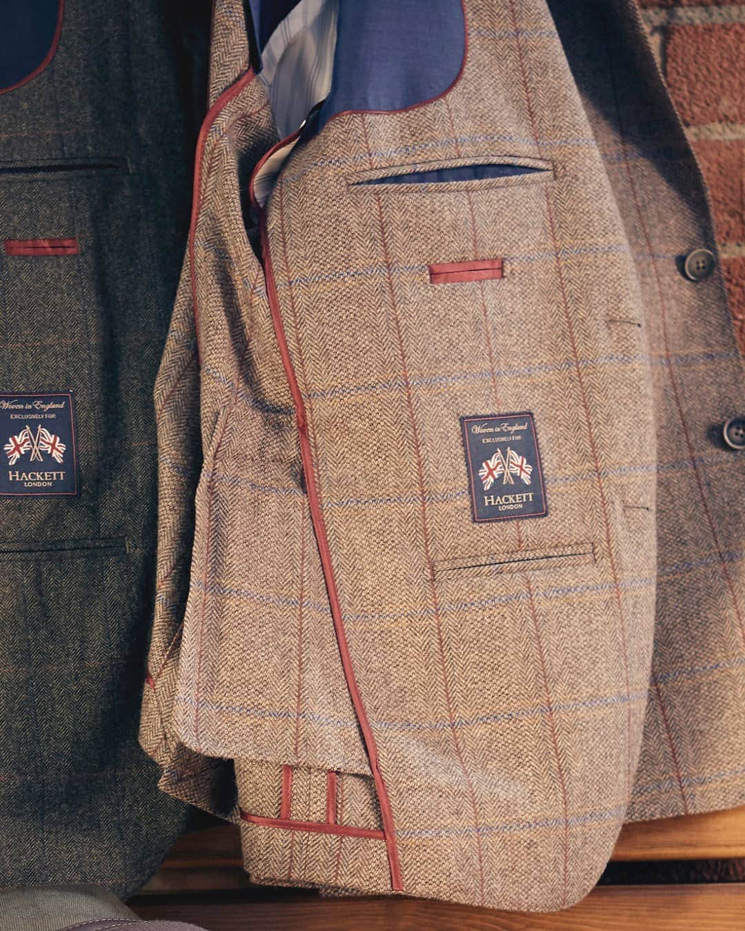 ハケットのインスタグラム：「Our new season blazers, crafted in an unmistakably British fabric, has a heavy texture and handle that’s perfect for colder months. #STAYHackett」