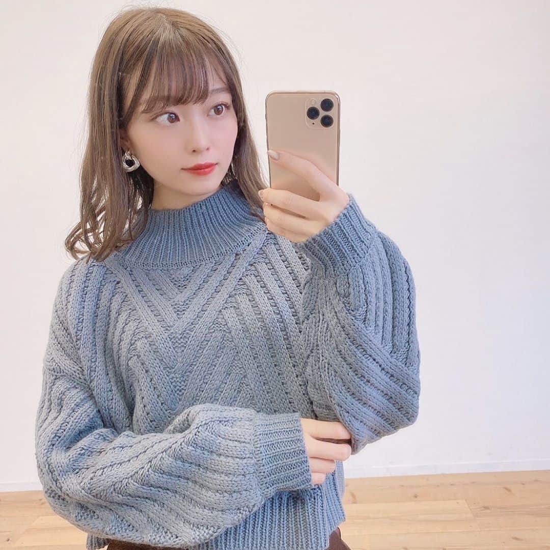Vannie Officialのインスタグラム：「⠀  【VANNIE U 　 ハイネックぽこぽこショートニット】3,500+tax ⠀  すっきり丈でバランス神ニット♡  ⠀ 《styling》 凹凸のある表面と他にはない編み柄でかわいさUP♡ 秋冬のスタイリングに欠かせないニットプルオーバーが登場♪ さっぱりとデニム合わせはもちろん、ボリュームスカートやレザーボトムとの相性も◎ ブラウスやカットソーの上に着て、インナーの裾を出したレイヤードスタイルもおすすめ！  ⠀ 《detail》 ハイネックとボリューム袖がトレンドライクな雰囲気を演出します♪ コンパクトなサイズ感ながら全面に施された大胆な編地で存在感抜群の1枚に仕上げました◎ 着丈が短めなので重たくならずすっきりとしたスタイリングが楽しめます！  ⠀ 《fabric》 チクチク感のない暖かい風合いのニット使用 ⠀ ⠀ ⠀ #vannie_u#ヴァニーユー #ZOZOでしか買えない⠀⠀ お問い合わせはDMまでご連絡ください‪‪☺︎‬」