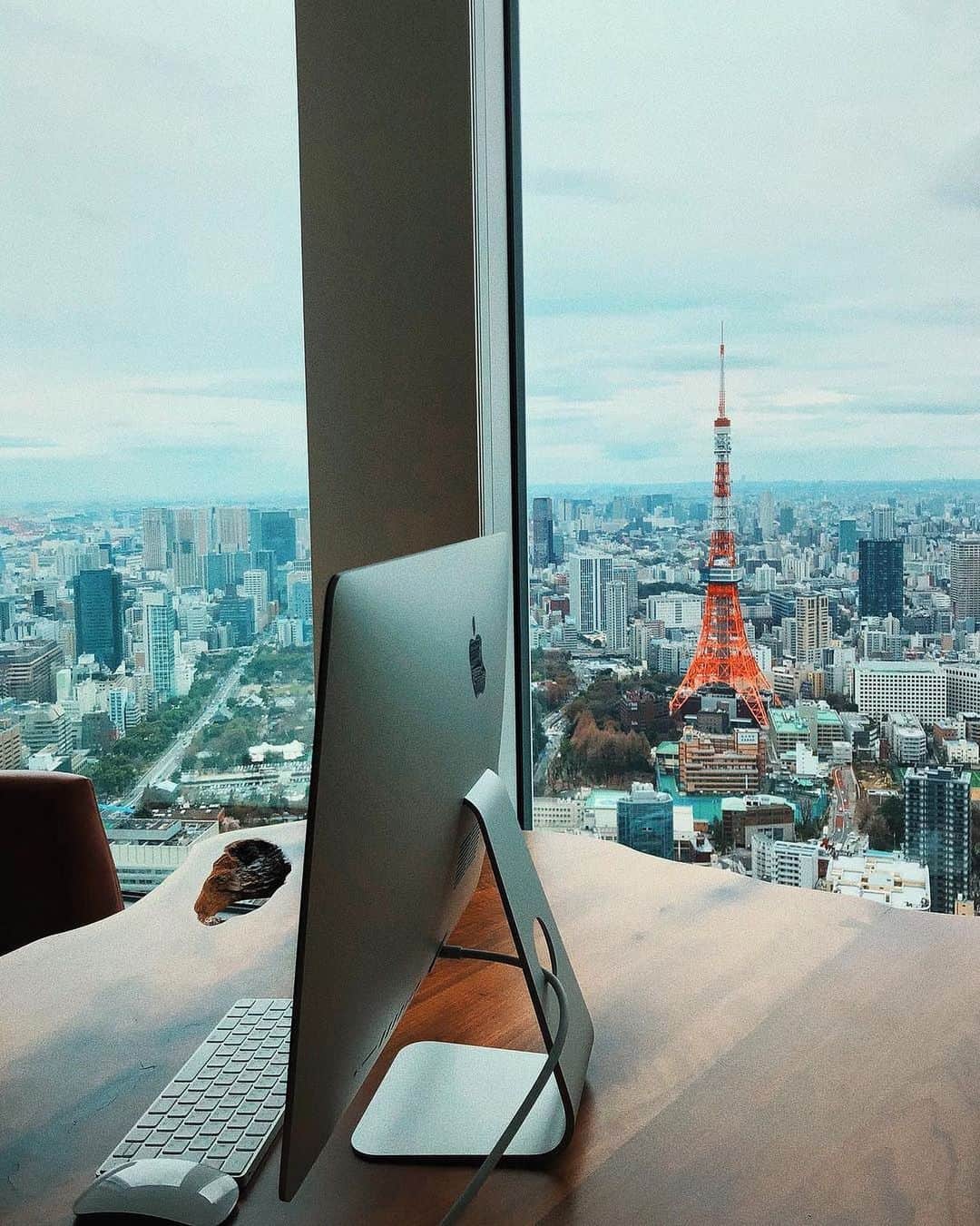 Andaz Tokyo アンダーズ 東京さんのインスタグラム写真 - (Andaz Tokyo アンダーズ 東京Instagram)「Remote work with a view 🗼 Did you know? Our Sky Suite is equipped with its own office, so you can finish up those last emails while gazing out at #TokyoTower ✨  #WorkFromHyatt #andaztokyo #アンダーズ東京」10月27日 21時09分 - andaztokyo