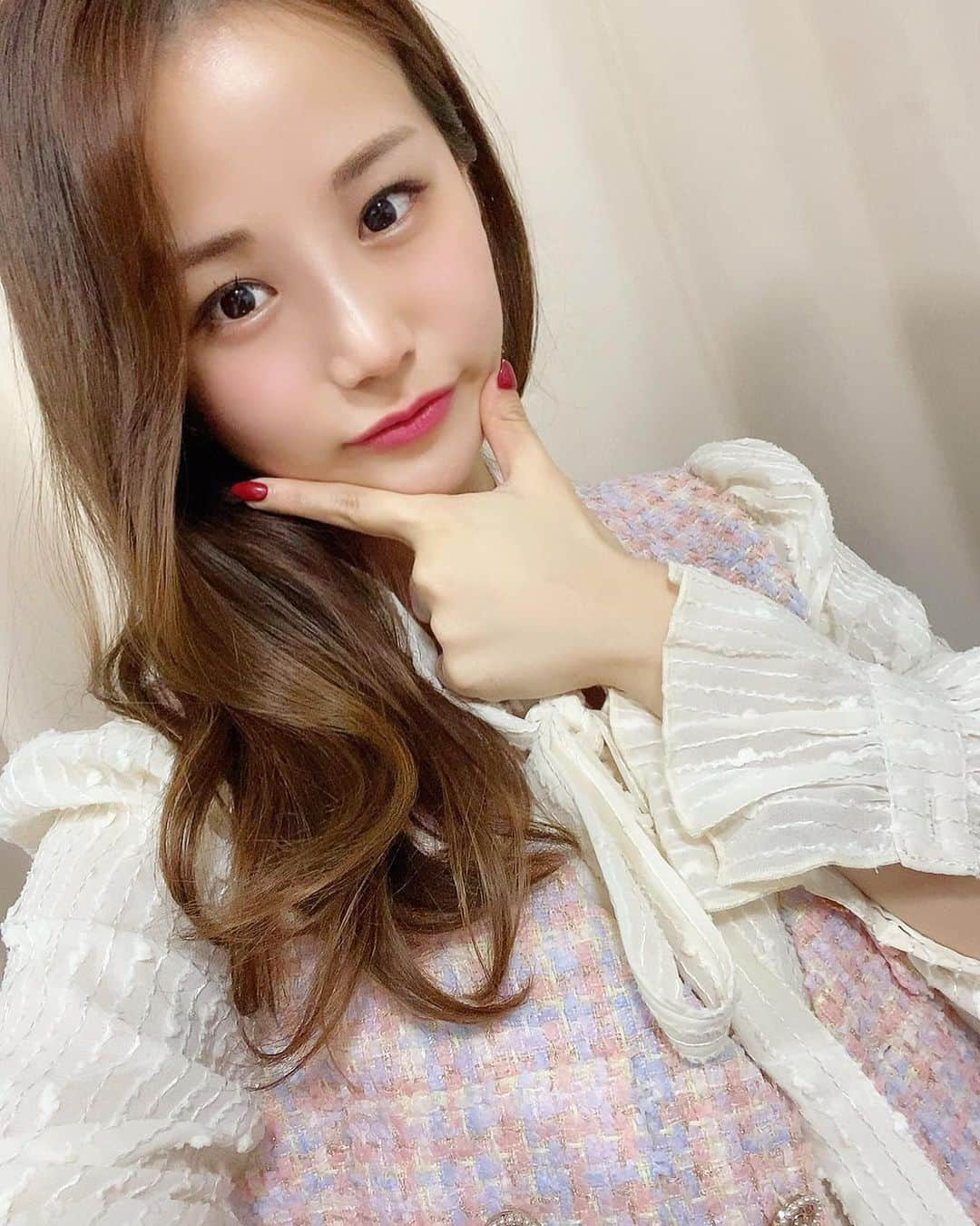 嬉野ゆみさんのインスタグラム写真 - (嬉野ゆみInstagram)「* * * でこでこ💗💗🙈 * * * どうかなっ？👶 * * 今日は美容投稿💋 渋谷のセルリアンタワーに入ってるイセアクリニック渋谷院で大山先生にハイフやってもらいました♬ * * 直後から引き上がったような🐱２ヶ月後に効果があらわれるみたい。 何回かに分けて沢山ショットを打ってくれて、すごく丁寧な施術。直接ドクター(院長の大山先生)が打ってくれるのも安心、エステでのハイフは受けたことがないけど、わたしは必ずクリニックで受けるようにしてます🙏✨ * * * 久しぶりの自撮り✨💕ガーリーなお洋服とっても可愛い〜また載せます♬ そして今日はとっても良いことがあった☺️ふふふ〜気になる？✨ * * また今から寝ます🙏🥺🌟 * * * #自撮り #セルフィー #自撮り女子  #イセアクリニック #ハイフ #ウルセラ #ウルセラハイフ #小顔 #小顔になりたい #pr」10月27日 21時11分 - ureshino_chan