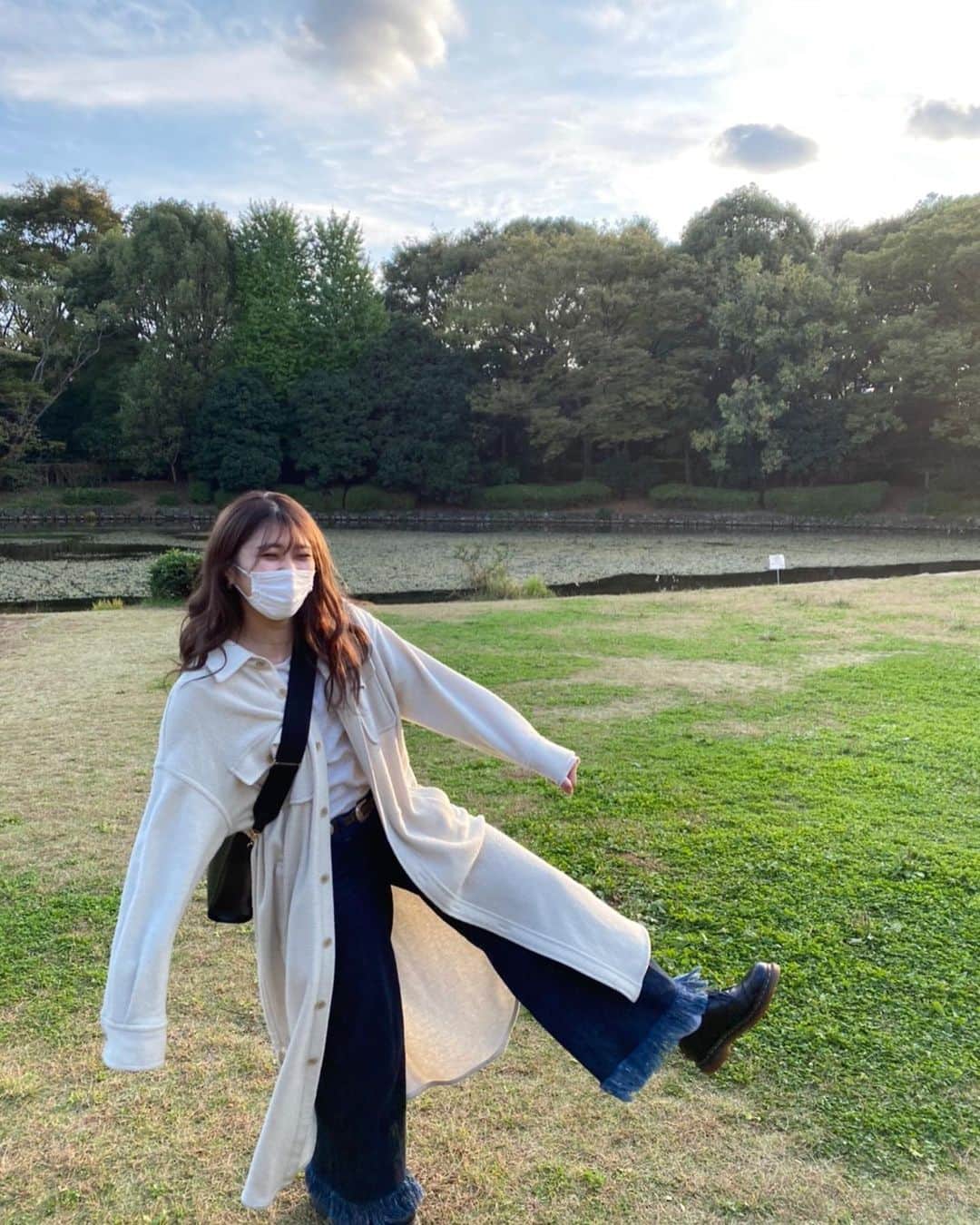 よしかわなみのインスタグラム：「ㅤㅤㅤㅤㅤㅤ 通りがかった公園がとても良かった…！ ピクニックしたいなあ〜🍃 ㅤㅤㅤ 楽しそうだな自分笑 ㅤㅤㅤㅤ」