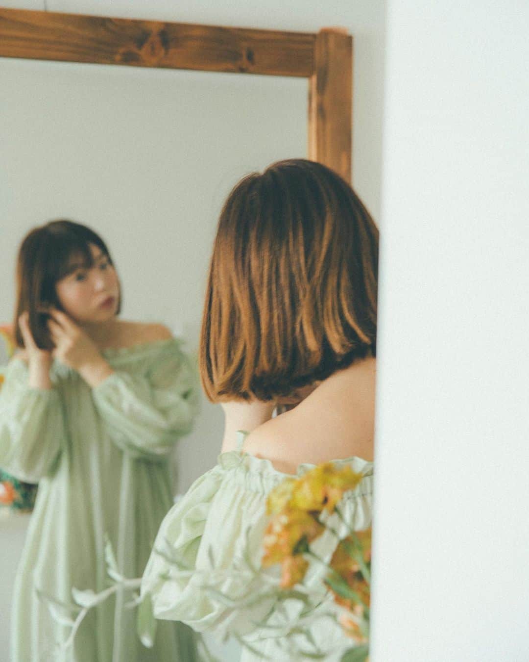 まつだみらいのインスタグラム：「私が私らしく生きる美学 発売から1ヶ月半。 沢山の温かいご感想ありがとうございます！📙✨  明後日は初めてのオフライントークショー（こちらチケットはsold outしております🙏）  11/3祝には代官山蔦屋さんでサイン会をさせて頂きます😌🙏 （こちら14:45の回のみ少しだけ枠が残っております。ストーリーズにURLございます👉🏻全お時間満席となりました🙏🙏🙏ありがとうございます🙏またこのような機会をつくれるよう努めます！お越し頂ける皆さま、とても楽しみにしております！ありがとうございます☺️） また遠方の皆さんや3日にお越しいただくことが難しい方のために、 お名前付きサイン本もご用意させていただけることになりました😌🙏🙏 （こちらもURLをストーリーズにございます✨プロフィールにもURLございます！）  みなさま、 いつも本当に本当にありがとうございます！！  #私が私らしく生きる美学 #アザーカット」