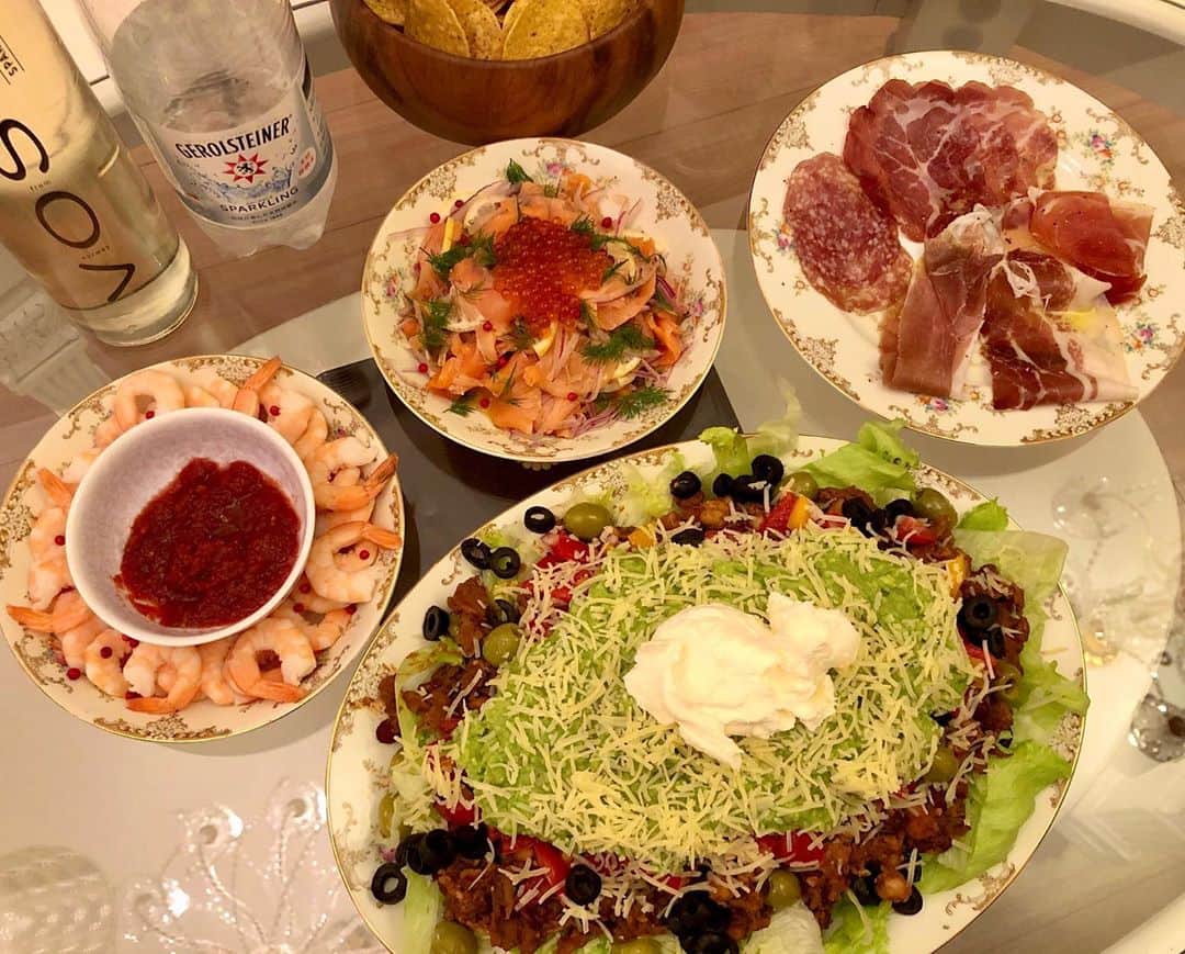 永井里菜のインスタグラム：「. . Today’s dinner. ☆Mexican salad🥗＆chips ☆salmon mariné🐟 ☆shrimp cocktail🦐 ☆ham and salami🍖 ☆mint juice🍹 . 好きな物だらけ😋🤝わーい💓 今日もモリモリ（笑） . アメリカ🇺🇸の生まれた年のコイン頂いたぁ🥳☀️ 嬉しい。。。貴重すぎる🥺❤️🤝 .」