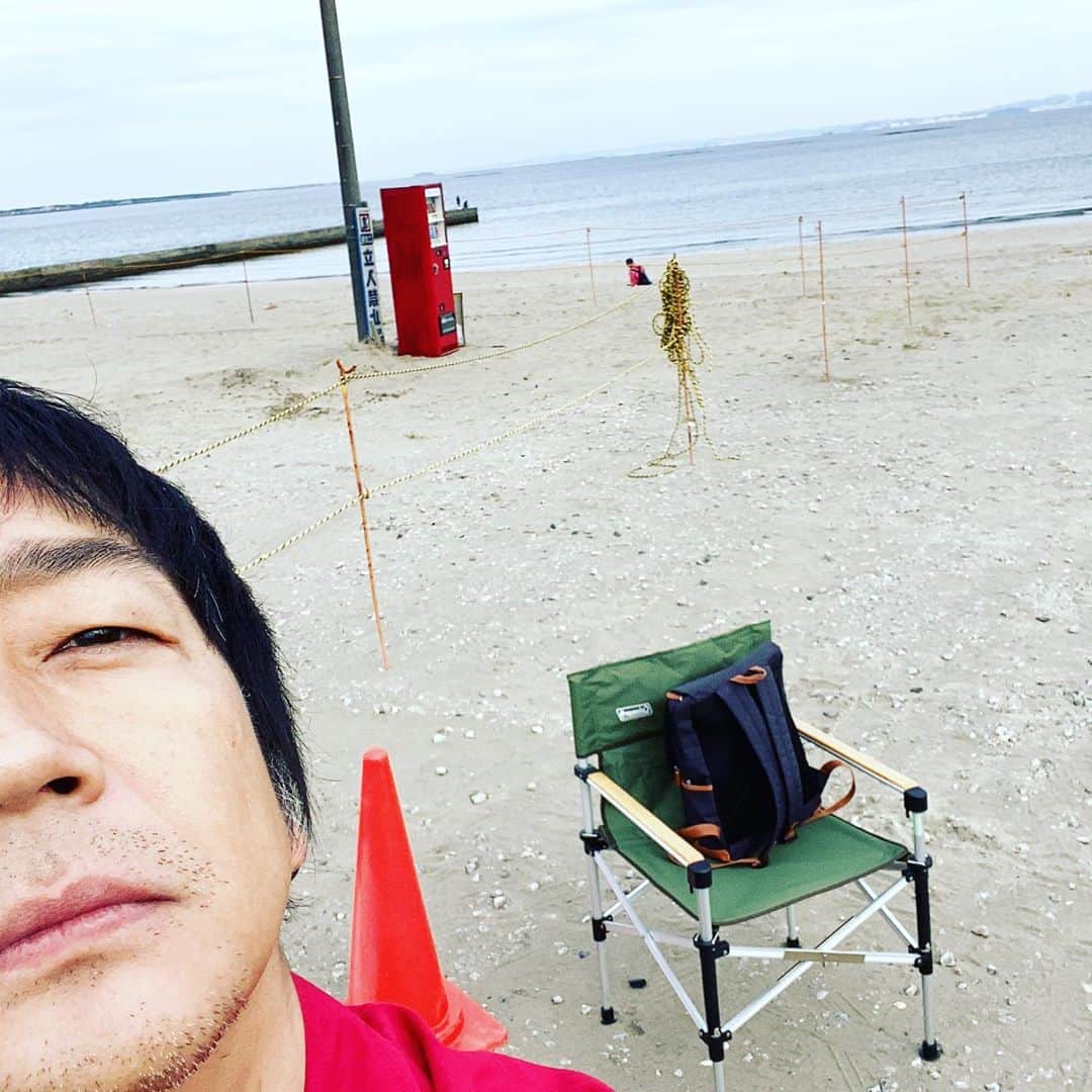 月に吠える。のインスタグラム：「赤いスウィングトップで 海岸たるや 殆ど湘爆。  #大森南朋  #赤いスウィングトップ」