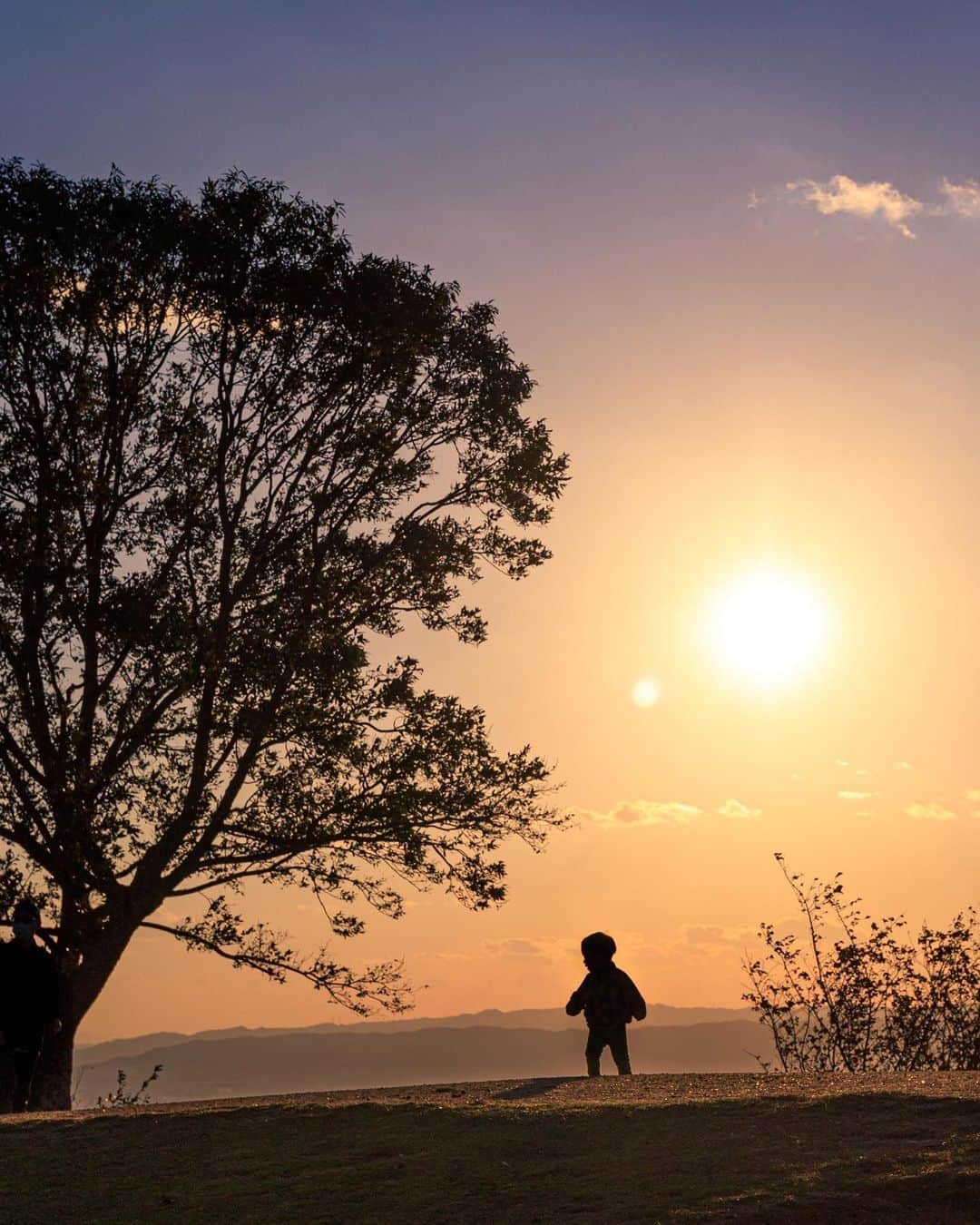 kyoko_zzzのインスタグラム：「Romantic silhouette . 丘の上で出会った素敵なご家族にお声がけして撮らせて頂きました😊 ありがとうございます！  #若草山 #family」