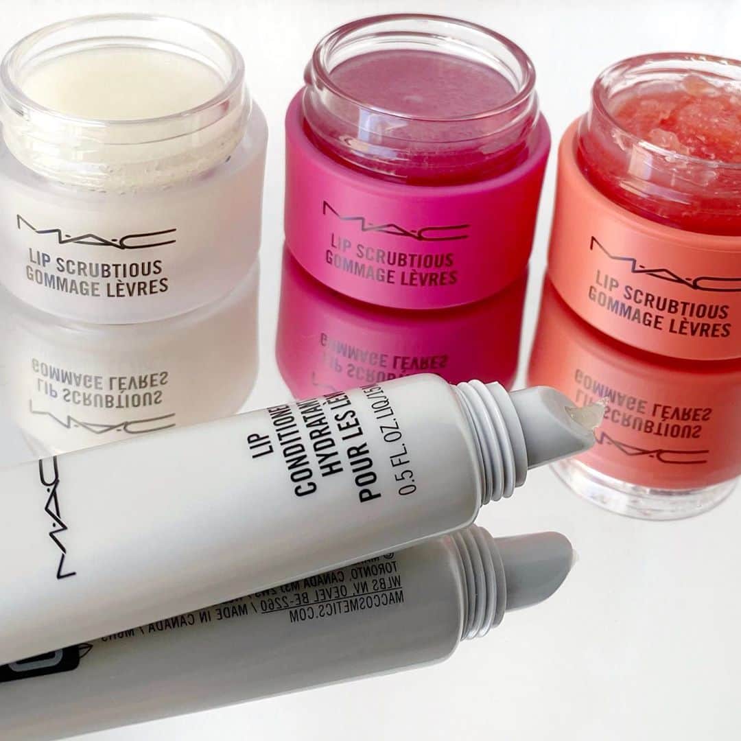 M∙A∙C Cosmetics Japanのインスタグラム：「パーフェクトリップを目指すには、まずはリップケアが大切です☝🏼 ㅤ 夜寝る前に、シュガーベースのリップ スクラブでしっとりと唇を整え、ふっくらとやわらかに💋ケアの仕上げに、ビタミンA・ビタミンE配合のリップコンディショナーでたっぷり保湿すれば、翌朝には潤いのある唇に✨ ㅤ ■リップ スクラブシャス(全3種) 税込2,200円 ■リップ コンディショナー(T) 税込1,870円 ㅤ #MACCosmeticsJapan #MACCosmetics #MAC #MACコスメ #マックコスメ #コスメ#コスメ紹介#コスメ好き#コスメレポ #化粧品 #デパコス #コスメ部 #コスメマニア #メイク好き#美容大好き#美容好き#MACリップ#リップ#リップメイク#リップケア#ボリューム#ぷっくり#リップマニア#スクラブ#リップスクラブ#リップクリーム」