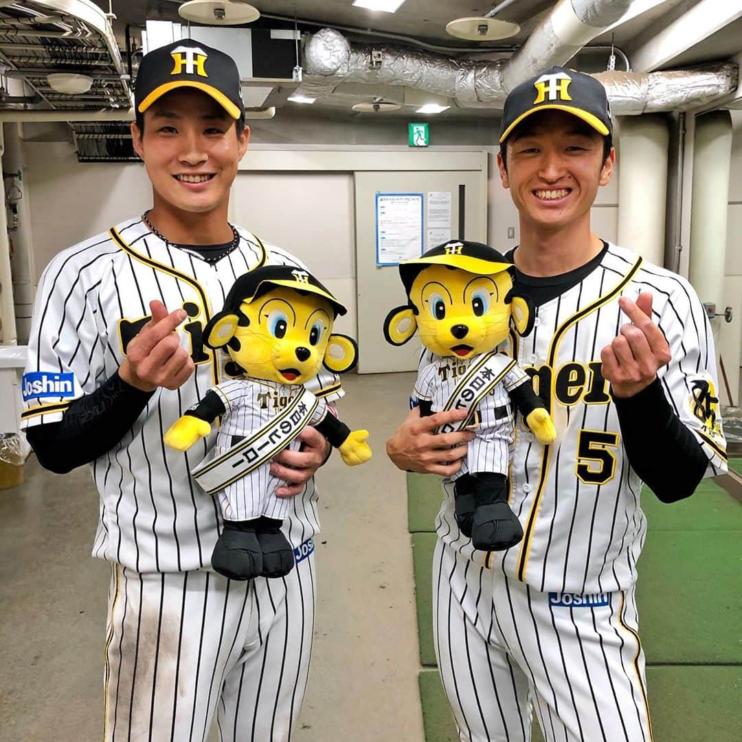 阪神タイガースさんのインスタグラム写真 - (阪神タイガースInstagram)「今日のヒーロー木浪選手＆近本選手のキナチカコンビです✨  #木浪聖也 選手 #ナイスホームラン #近本光司 選手 #ナイスバッティング #キナチカコンビ  #きゅんです 💓 #今日のヒーロー #阪神タイガース #its勝笑timeオレがヤル」10月27日 21時18分 - hanshintigers_official