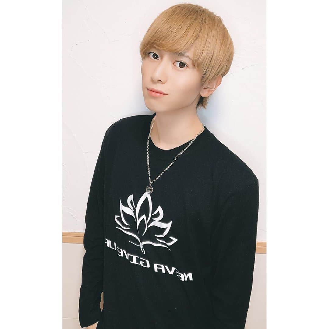 のインスタグラム：「ネバギブのTシャツやパーカーなどデザインをして下さっている花田さんから今回誕生日プレゼント🎁で こんなに素敵なプレゼントをいただきました。  めちゃくちゃ素敵じゃないですか？（ ; ; ）  刺繍の薔薇など、僕の事も調べて下さって本当に嬉しいです😭  #ネバギブ #NEVAGIVEUP #デザイン #Tシャツ　#ロンT #刺繍　#薔薇 #イケメン　#岡田鷹斗　#アイドル」