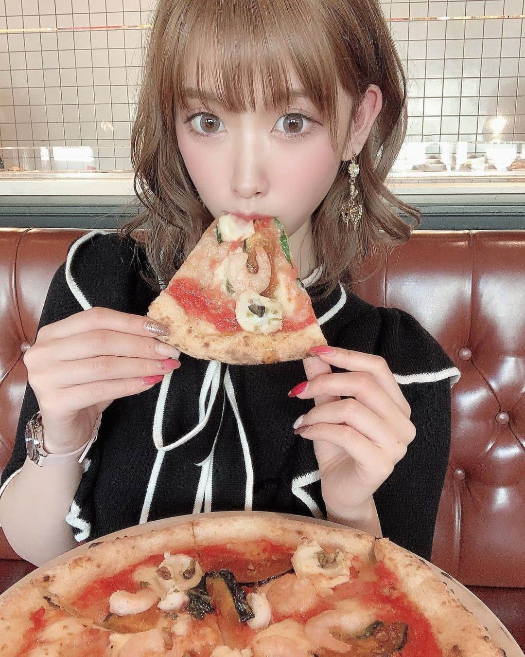 ゆうめろさんのインスタグラム写真 - (ゆうめろInstagram)「・ ・ ここのピザ屋さんのピザ美味しかった〜🤤🍕 自分でカスタムも出来るからお気に入りのピザ 探したいな~😂❤️ この時付けている時計は @liakulea_campaign  星空文字盤可愛くて最近ずっと付けてる🌟 ・ #800degrees #pizza #新宿グルメ #新宿カフェ  #ショートボブ #ボブヘアー #ハイトーンカラー」10月27日 21時23分 - yk.o0