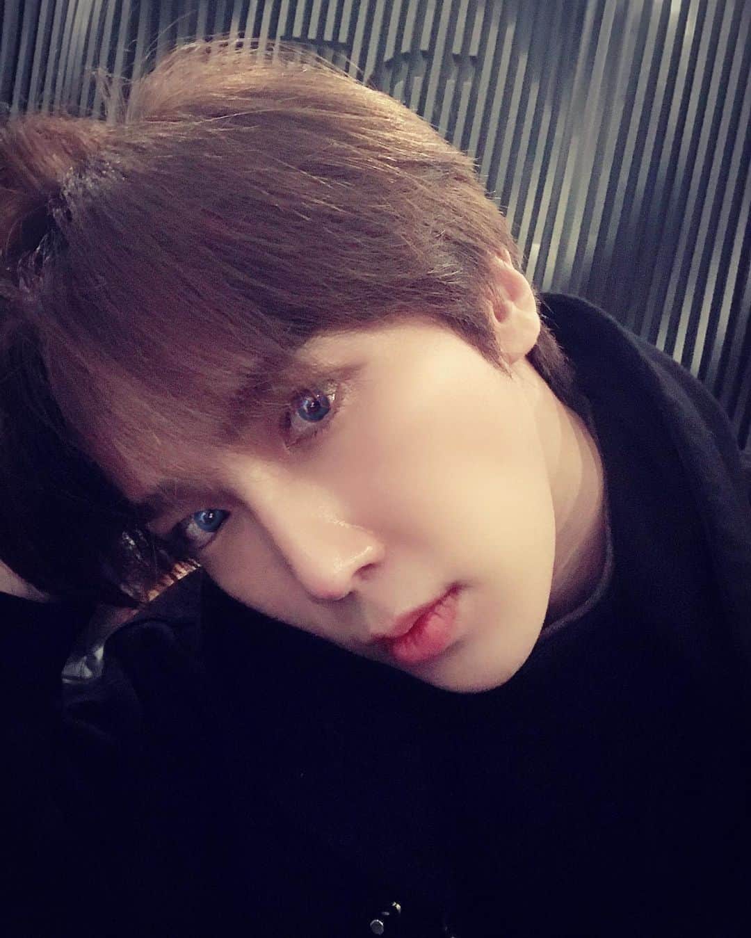 パク・ジョンミンのインスタグラム：「지금   #오리엔탈스토크밴드 #황새밴드 ㅋㅋ 심심해서 뒤에서 밴드 이름 정하는 중 #밴드 #노동중 #화이팅」