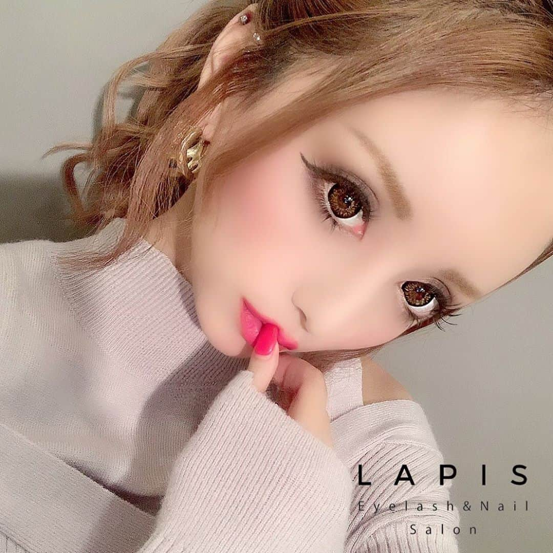 LAPISCHIHIROのインスタグラム：「ねもやよさん 𝑒𝑦𝑒𝑠‪❤︎‬﻿ ﻿ chieさん(@chie.527 )の代わりに担当させて頂きました😌﻿ がっつりタレ目にされたい方にぴったりなデザインです♡﻿ ありがとうございました🧸‪‪❤︎‬﻿ ﻿ カウンセリングの際ご要望、ご相談等﻿ 御座いましたらお気軽にお声がけ下さい🌿﻿ ﻿ ﻿ 担当 : chihiro﻿ LINE :chihi0815﻿ ﻿ ＿＿＿＿＿＿＿＿＿＿＿＿＿＿＿＿＿＿＿＿＿＿＿﻿ ﻿ Eyelash &Nail salon Lapis shibuya﻿ ☏ 03-5489-5550﻿ 〒 東京都渋谷区宇田川町34-6M&IビルB1Ｆ﻿ ﻿ ◾︎ご予約はLINE、DMからも承ってます。﻿ ◾︎Hotpepperの空きが無い場合でもご案内﻿  出来る場合があるので直接ご連絡下さい𖤐﻿ ﻿ ＿＿＿＿＿＿＿＿＿＿＿＿＿＿＿＿＿＿＿＿＿＿＿﻿ #マツエク #付け放題 #まつ毛エクステ #アイラッシュ #マツエクデザイン #ラピスマツエクデザイン #ラピス #ブラウンエクステ #パリジェンヌラッシュリフト #渋谷 #新宿 #美容 #盛れるマツエク #마츠엑  #속눈썹연장술 #eyelash #eyelashsalon #eyelashextensions #eyemakeup #beauty  #instagood #instagram #instalike #instabeauty #lapis #lapisマツエク #lapiseyelash  #likeforlikes #likeforfollow」