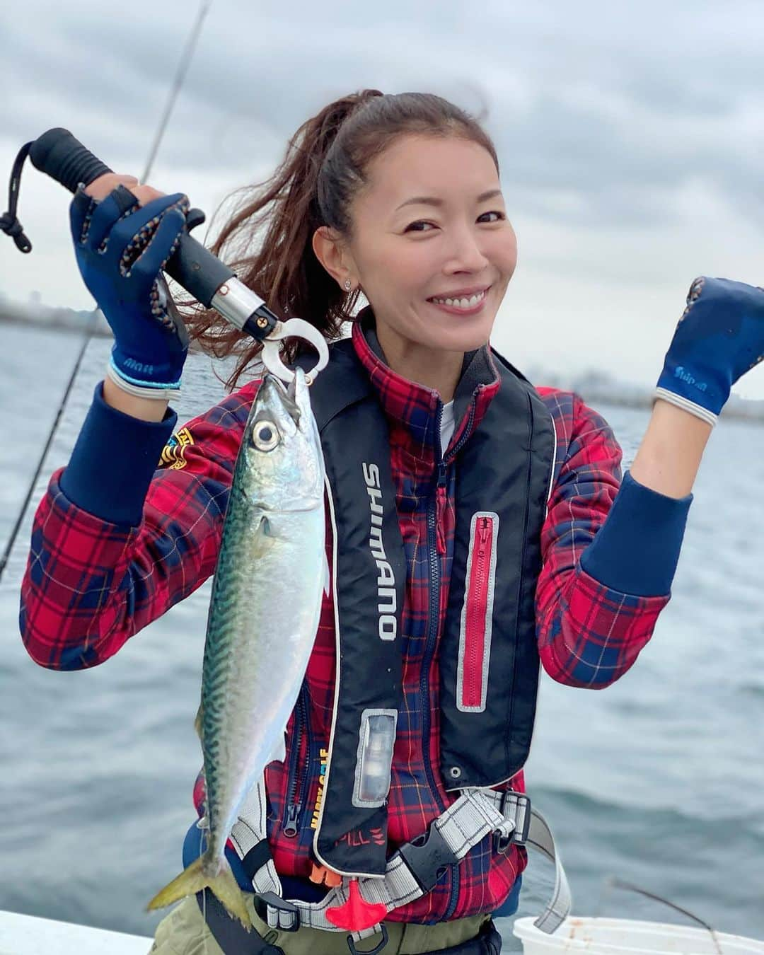 滝沢沙織さんのインスタグラム写真 - (滝沢沙織Instagram)「前回の続き🎣 釣りたかったのは〜 鯖ちゃんでしたぁーー❗️✨🐟 コメントで大物だと思っていた方、すみません（笑） この釣りに行った頃、船長さんが、最近あまり鯖がヒットしてないんですーと言っていたので、 アジ狙いの釣り方ではなく、タナを少し変えて、早巻きしながらの釣りにしていたところ、狙って1匹だけ釣る事ができました〜💖🐟 タイミングや時期によっては、アジも鯖も沢山ヒットすることもありますけど、鯖を狙いながら釣るってやった事がなかったので、釣れた時にはとーっても嬉しかったなぁ〜✨ この日、船に乗った方で鯖がヒットした人は誰もいなかったので、船長さんもすごく喜んでくださいました（笑） 同じ釣り、同じ竿でも、釣り方によってお魚達のご機嫌が伺える感じは楽しいですよねっ🎣✨ワクワクっ💕 アジ釣りに一緒に行ってくださった、ヤマシタの社員さん達とも、沢山お話ししながら楽しい時間を過ごせました💖 毎度、お世話になり、ありがとうございます😊✨🎣 また一緒に釣りに行きましょうねぇ〜💖 #滝沢沙織 #アジ釣り #鯖狙いに変更 #鯵 #鯖 #ヤマシタ社員の方々 #いつもありがとうございます #ガッツポーズ #金沢八景 #海釣り #fishing#fish#fishinglife#釣り#魚#釣り女優#滝沢釣り道#釣り女子#釣り好き」10月27日 21時34分 - saori_takizawa.official