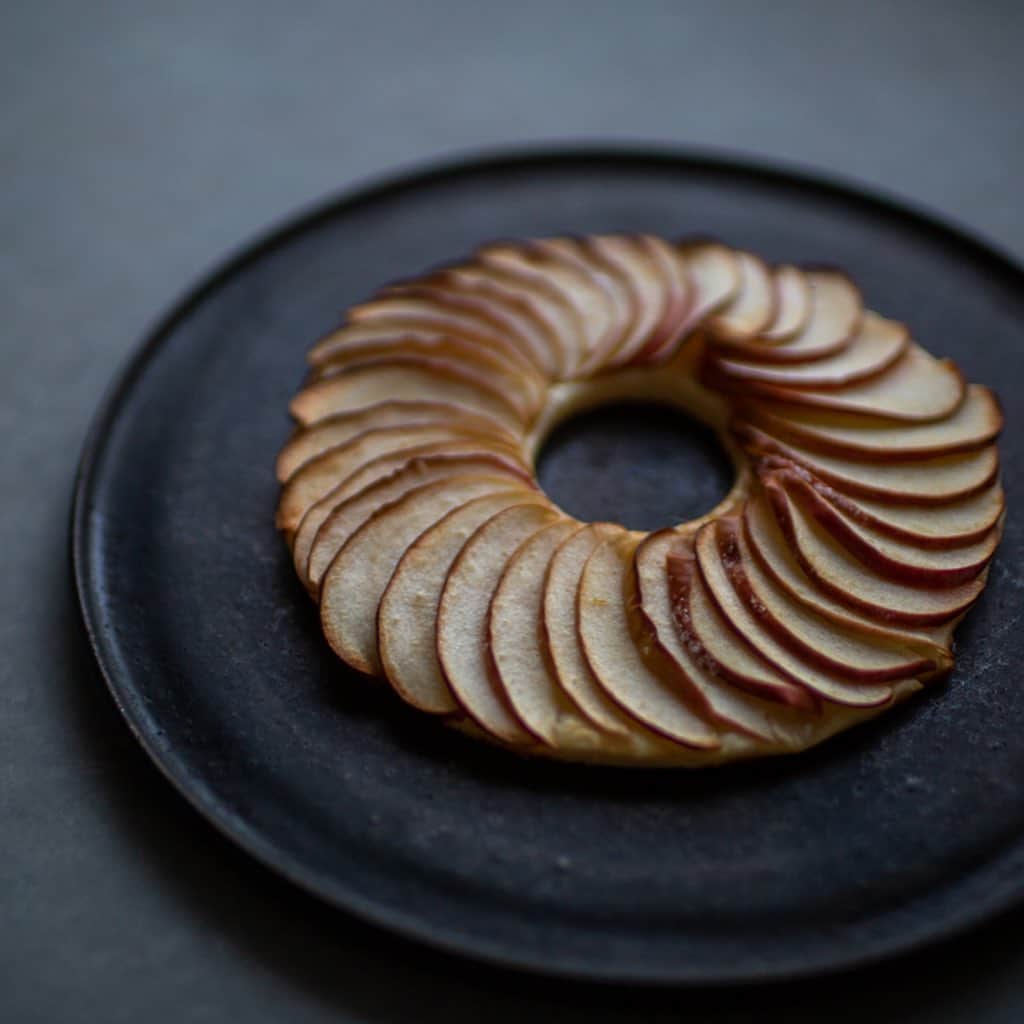 Naomiのインスタグラム：「今年もりんごのタルト🍎」