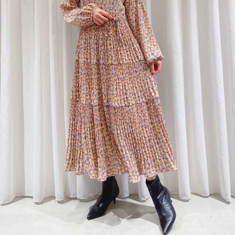 のインスタグラム：「[flower print]  .  クラシカルなフラワープリントワンピース。 ティアード切り替え部分に細かいプリーツを入れることで、ふくらみと表情がある雰囲気に仕上がっています。 動いた時の生地の揺れ感がとても素敵なワンピースです。 . 528-59404 ¥18,000+tax  . . #anatelier #anatelierofficial  #アナトリエ #flowerprint」