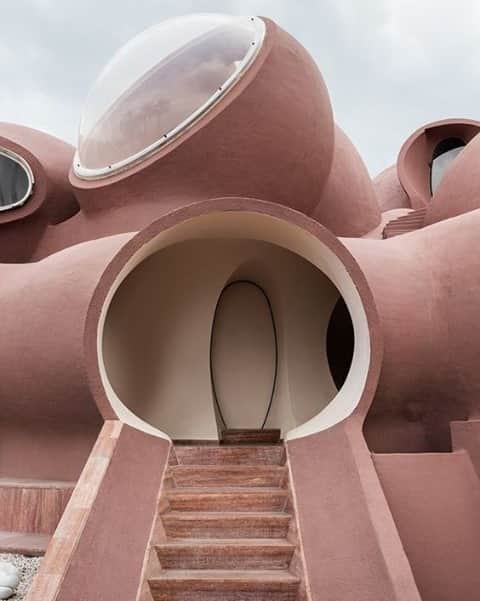 オーレリービダマンのインスタグラム：「Le Palais Bulles de Pierre Cardin phot : Erik Lefvander #inspiration #aureliebidermann」