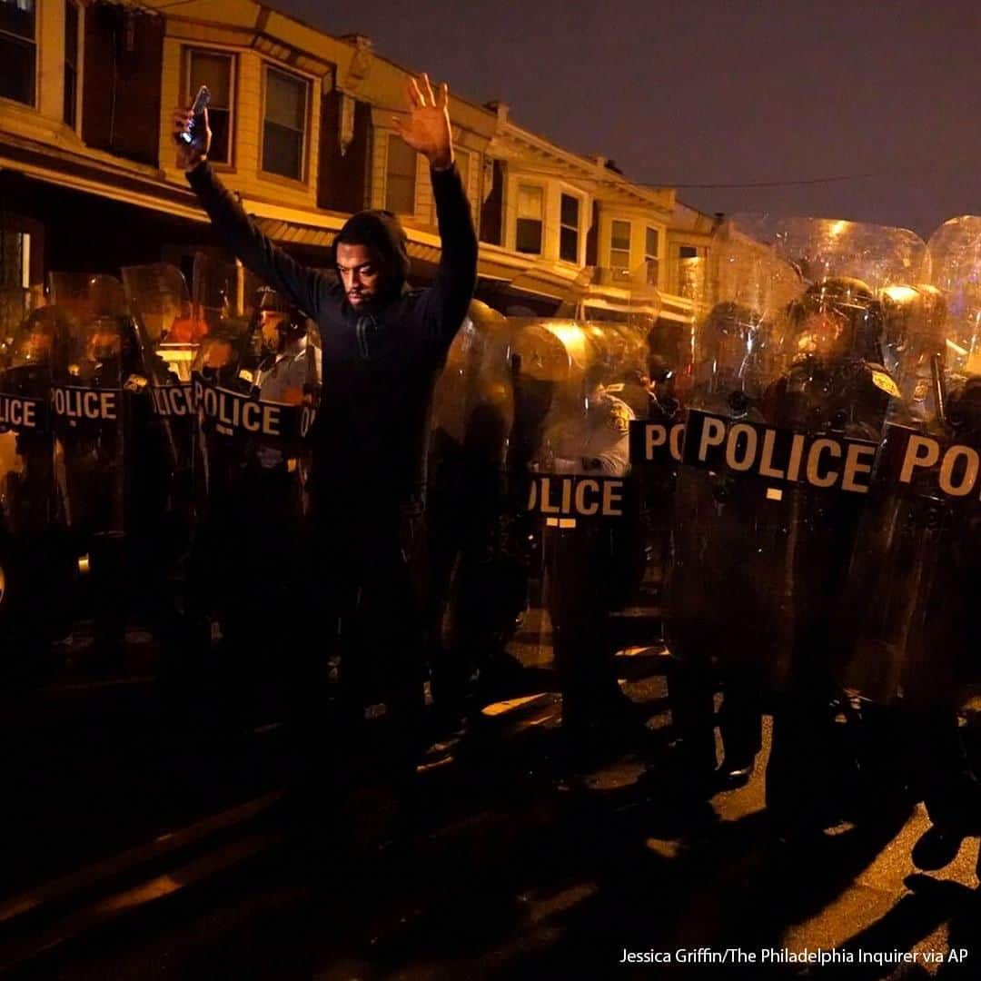 ABC Newsさんのインスタグラム写真 - (ABC NewsInstagram)「Sharif Proctor lifts his hands up in front of the police line during a protest in response to the police shooting of Walter Wallace Jr., Monday, Oct. 26, 2020, in Philadelphia. Police officers fatally shot the 27-year-old Black man during a confrontation Monday afternoon in West Philadelphia that quickly raised tensions in the neighborhood. #police #protest #philadelphia」10月27日 21時30分 - abcnews
