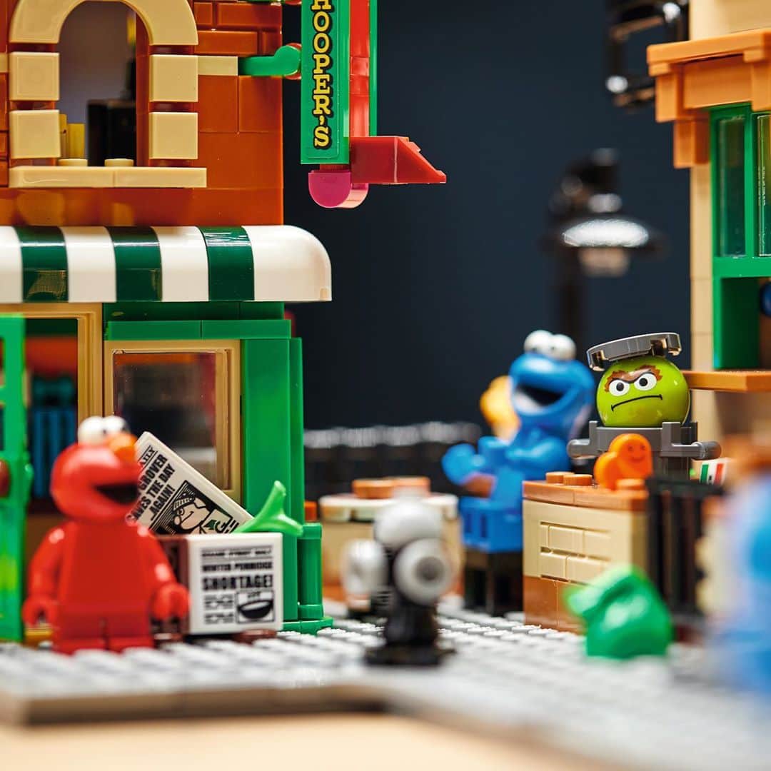 HYPEBEASTさんのインスタグラム写真 - (HYPEBEASTInstagram)「#hypeAF: @lego has pulled back the curtain on its first-ever @sesamestreet kit. Comprised of 1,367 pieces, the Ideas set is a recreation of the street corner at 123 Sesame Street and features Bert and Ernie’s apartment, Big Bird’s nest and special minifigures designed exclusively for the kit including Cookie Monster, Elmo, Big Bird and Oscar the Grouch complete with trash can. Find out more details via the link in our bio. The set will be available on LEGO’s website and stores come November 1.⁠⠀ Photo: LEGO」10月27日 21時31分 - hypebeast
