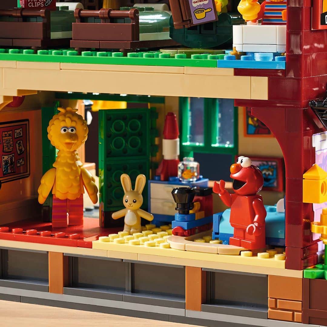 HYPEBEASTさんのインスタグラム写真 - (HYPEBEASTInstagram)「#hypeAF: @lego has pulled back the curtain on its first-ever @sesamestreet kit. Comprised of 1,367 pieces, the Ideas set is a recreation of the street corner at 123 Sesame Street and features Bert and Ernie’s apartment, Big Bird’s nest and special minifigures designed exclusively for the kit including Cookie Monster, Elmo, Big Bird and Oscar the Grouch complete with trash can. Find out more details via the link in our bio. The set will be available on LEGO’s website and stores come November 1.⁠⠀ Photo: LEGO」10月27日 21時31分 - hypebeast