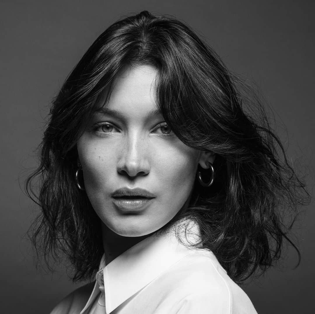 V Magazineさんのインスタグラム写真 - (V MagazineInstagram)「Did you hear? #V127: The Thought Leaders Issue is landing on newsstands now! With V’s hometown of NY in early voting mode, cover star @bellahadid is here to remind you to get out and VOTE! VOTE! VOTE! 🗣🇺🇸  Head to the link in bio to rediscover her interview and order your copy of V127 at shop.vmagazine.com! — Photography by @inezandvinoodh Interview by @overlyopinionatedblackperson Casting by @itboygregk  Bella wears @diormakeup」10月27日 21時31分 - vmagazine