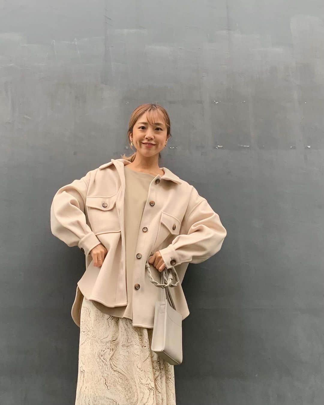 本橋優華のインスタグラム：「前後差が可愛いロンT◡̈⃝ 実は抗ウイルス機能が付いてて今時嬉しいやつなのです。 デザイン可愛いのに機能付き、最高✌︎  面白い顔してるな。  #抗菌#抗ウイルス#tops#ロンT#洋服 #beige#fashion#aw#ootd#colony2139#tokyo」