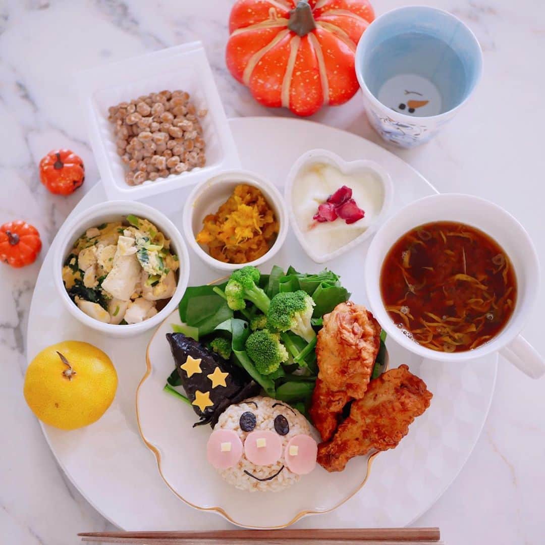 倉岡生夏のインスタグラム：「栄養満点⭐️朝食🥣 ・ ・ 玄米ごはんアンパン 菊とあさりのお味噌汁 ブロッコリーとほうれん草のサラダ かぼちゃサラダ 豆腐と野菜の卵とじ フライドチキン 納豆 ヨーグルト⭐️ ・ ・ 豆腐と野菜の卵とじは、ヘルシーでお腹いっぱいになるしおすすめです❣️ プロフィール欄からレシピ飛べます⭐️ ・ ・ ・ 玄米もおばあちゃんがつくってるもの👵圧力鍋で炊いてます⭐️ • ・ ・  #おうちカフェ #デリスタグラマー #キャラ弁 #キャラごはん  #アンパンマン弁当  #愛され料理 #クッキングラム #レシピ #ヘルシーごはん  #おうちごはん記録  #delistagrammer  #breakfast  #japaneseanime  #モーニングプレート  #ハロウィンごはん」