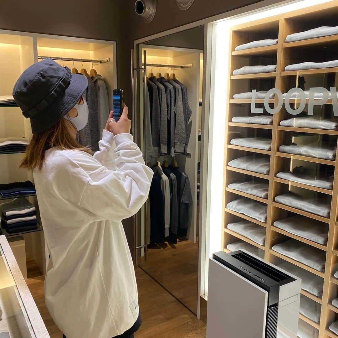 ループウィラーさんのインスタグラム写真 - (ループウィラーInstagram)「ご来店ありがとうございました🙏🏻😊いつもピースの @jkajiy  さん @hello_akkii  さんをお連れいただきありがとうございました🙏🏻若い人のお話、たいへん勉強になりました。 . . #loopwheeler #tsuriami  #tsuriamisweat  #ループウィラー #吊り編み #吊り編みスウェット  #nike #ナイキ」10月27日 21時37分 - loopwheelerss