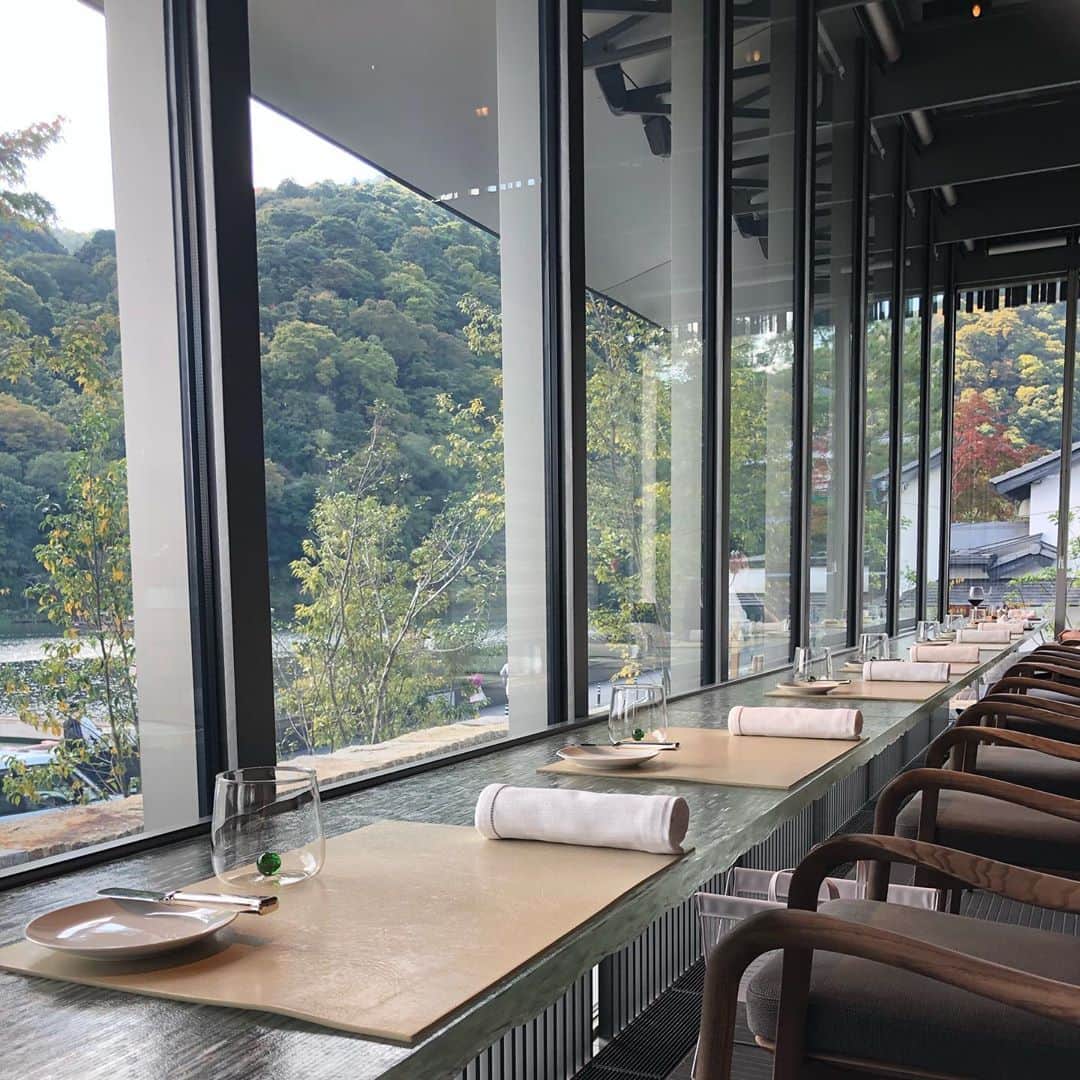 小川薫さんのインスタグラム写真 - (小川薫Instagram)「【唯一無二】 . 京都・嵐山にオープンしたばかりの ホテル「MUNI KYOTO」へ✨ レストランはアラン・デュカス🥂 朝食・ランチ・ティータイムが楽しめるのは 2階にある「MUNI LA TERRASSE」、 ディナーは京都の食材で仕立てる ガストロノミックレストラン 「MUNI ALAIN  DUCASSE」が１階にあります。 この日は桂川と渡月橋が一望できる唯一無二な レストランでランチを頂きました。 ひとことで言うと至高の料理。 またすぐに食べたくなっています。 とくにフレッシュハーブの香り溢れたラビオリと メインの鴨が印象的。 いままでで食べた鴨料理の中でいちばんかも。 カウンターは川面に見たてたガラス、 グラス、カトラリー、プレート、リネン。 本物を知る方ほど大人のこのカジュアルエレガントなこの空間の魅力に引き込まれることでしょう。  京都だと日本料理を選ばれる方が多いでしょうが、 こちらもぜひおすすめしたい一軒です✨  お部屋やブティックなどはこのあとご紹介しますね！  #アランデュカス　#alainducasse #munikyoto #munilaterrasse  #25ans #エレ女　#エレ女の秋グルメ #salondeclover  #サロンドクローバー #小川薫 #おもてなし #おもてなし料理教室 #料理教室 #料理教室大阪　#料理研究家 #テーブルコーディネート #テーブルコーディネーター」10月27日 21時39分 - salondeclover