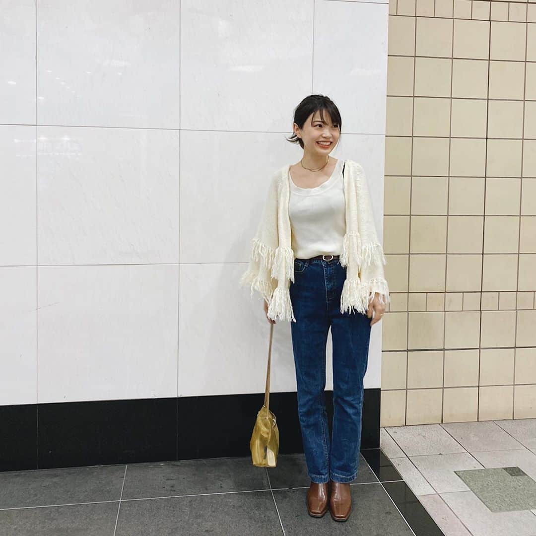 三橋栄香のインスタグラム：「靴をブーツにしたら、一気に秋モード🥺 めちゃくちゃ履きやすいし合わせやすくて嬉しい〜〜茶色にして良かった！  だいぶ昔に購入していたflowerのフリンジニットを見つけたので合わせてみた🤎」