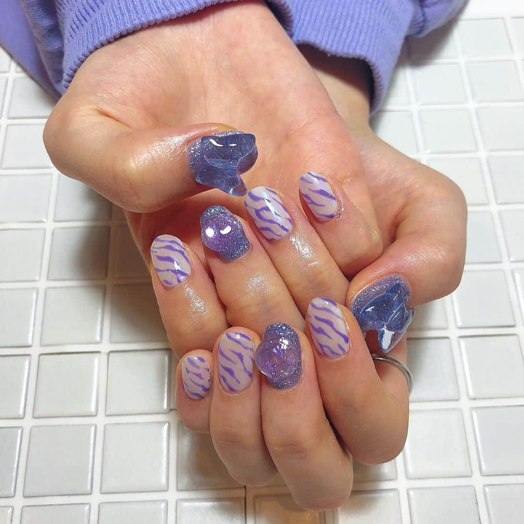 月雲ねるさんのインスタグラム写真 - (月雲ねるInstagram)「ギャルみ🔮🦓🦋チョ~かわいい🥺💜 . . . . . #nails #nailart #gelnails #glitternails #zebranails #네일 #네일아트 #젤네일 #손스타그램 #ネイル #ジェルネイル #🦋 #🦓 #💜 #💅」10月27日 21時40分 - neruneruworld