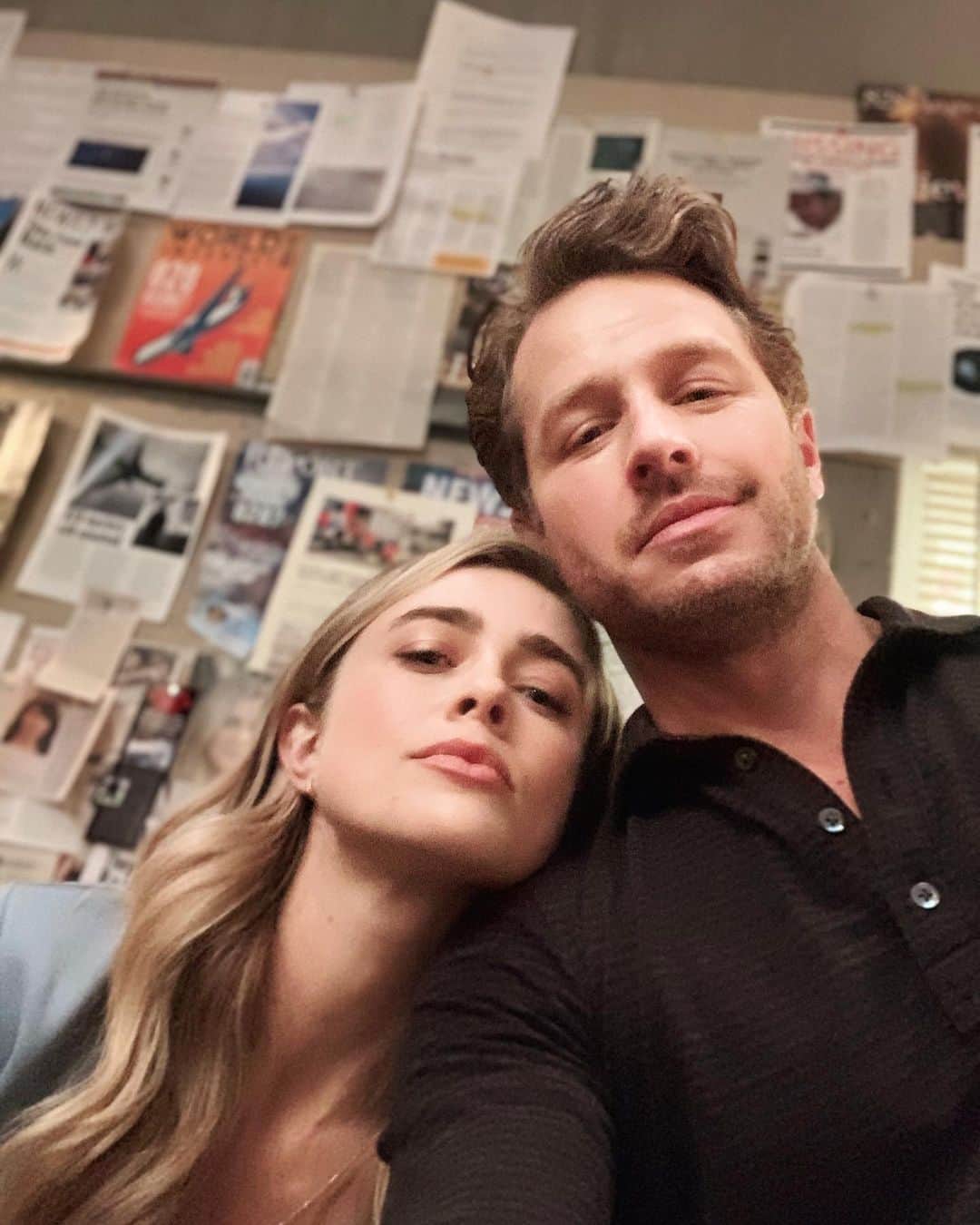 ジョシュア・ダラスのインスタグラム：「The Stone siblings starting off week 6 of filming @nbcmanifest. Season 3 coming soon to @nbc! #manifest #thestones ✈️ 🎥」