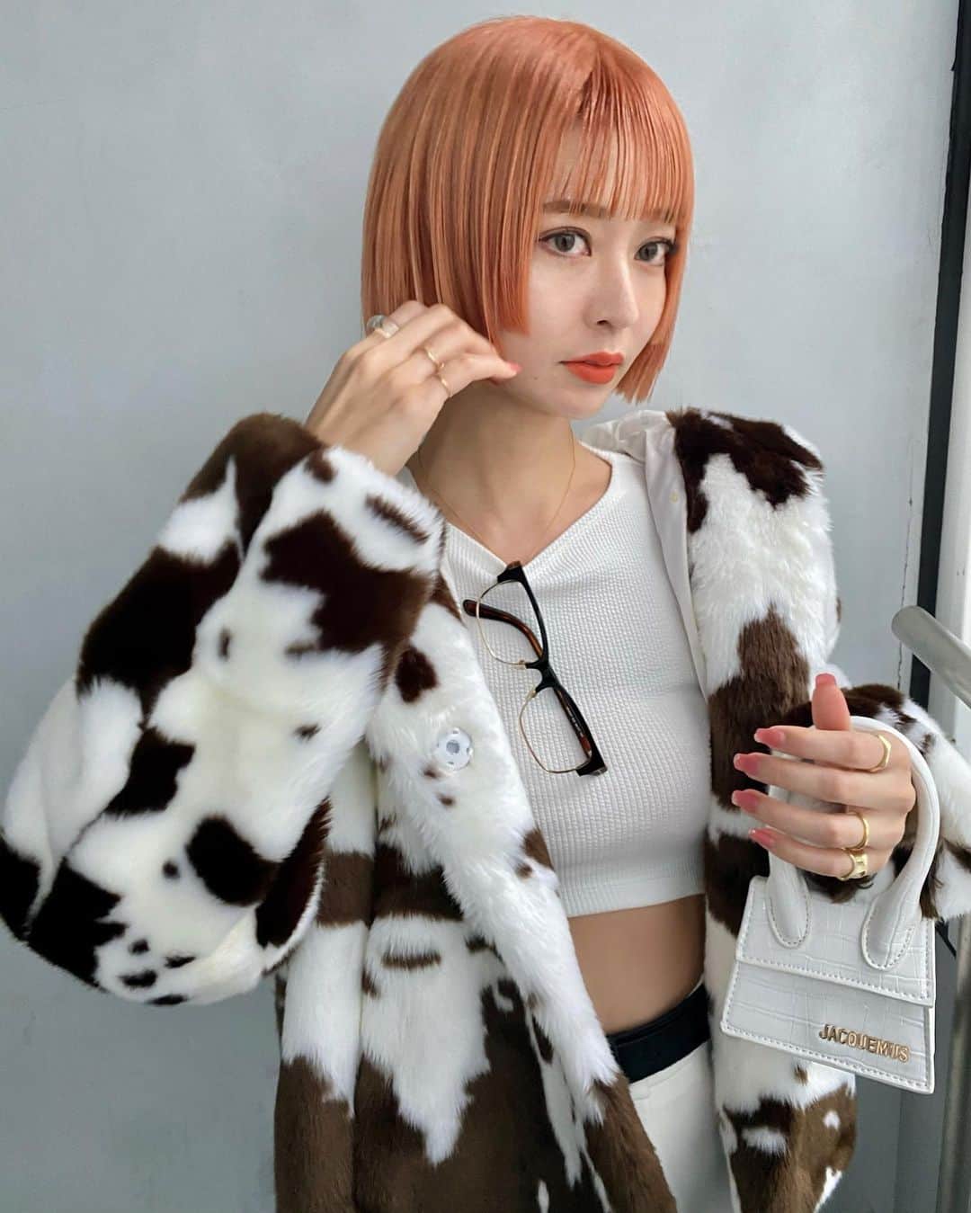 梅村実帆のインスタグラム：「vivid orange mini bob 👩🏻‍🦰 @__daiwoo  @yukimaru25  お気に入りのfur コート🐄🤎 @jakkeldn」
